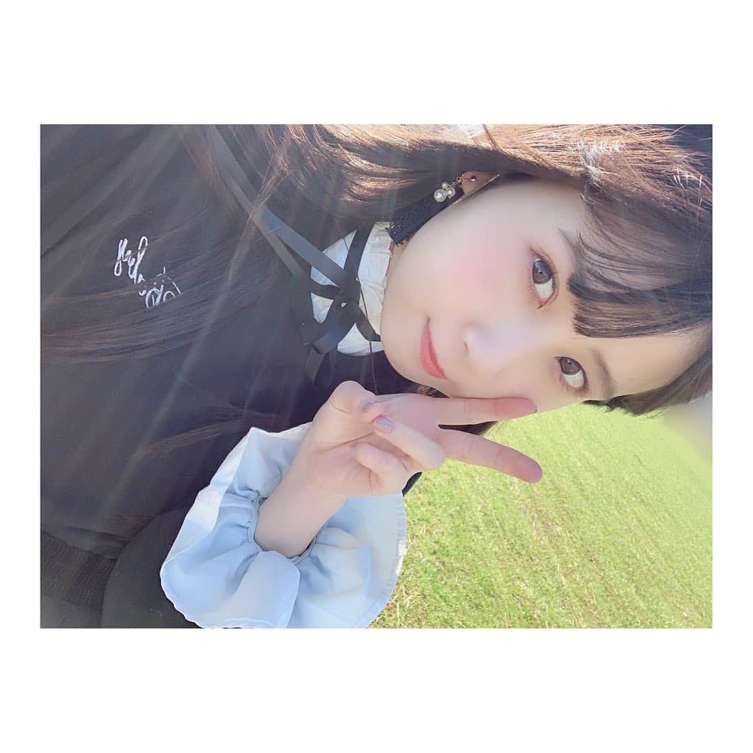 井上瑠夏のインスタグラム：「🐻🍎🐻🍎﻿ ﻿ お正月は熊本ですごしました〜☺︎﻿ ﻿ 友達に久しぶりに会えたことが﻿ 嬉しかったなあ。﻿ ﻿ ﻿ みんなもうこの先の夢が決まっていて、﻿ 大人になってってるんだなぁって﻿ すこし寂しくなりました..(;_;)﻿ ﻿ でもみんな頑張ってるから﻿ るかもがんばる!✨﻿ ﻿ ﻿ 大好きな人たちと大好きな熊本で﻿ すごせてあっという間のお正月でした☻﻿ ﻿ ﻿ 2枚目はみんなで星つくりたかったのに﻿ なぜか花になっちゃったやつ📸🌼﻿ ﻿ たくさんパワーもらったので﻿ 明日からまたがんばります。😊﻿ ﻿ ﻿ . .  #お正月　#熊本　#地元 #友達　#心の友  #いつもありがとう　〜☘️」