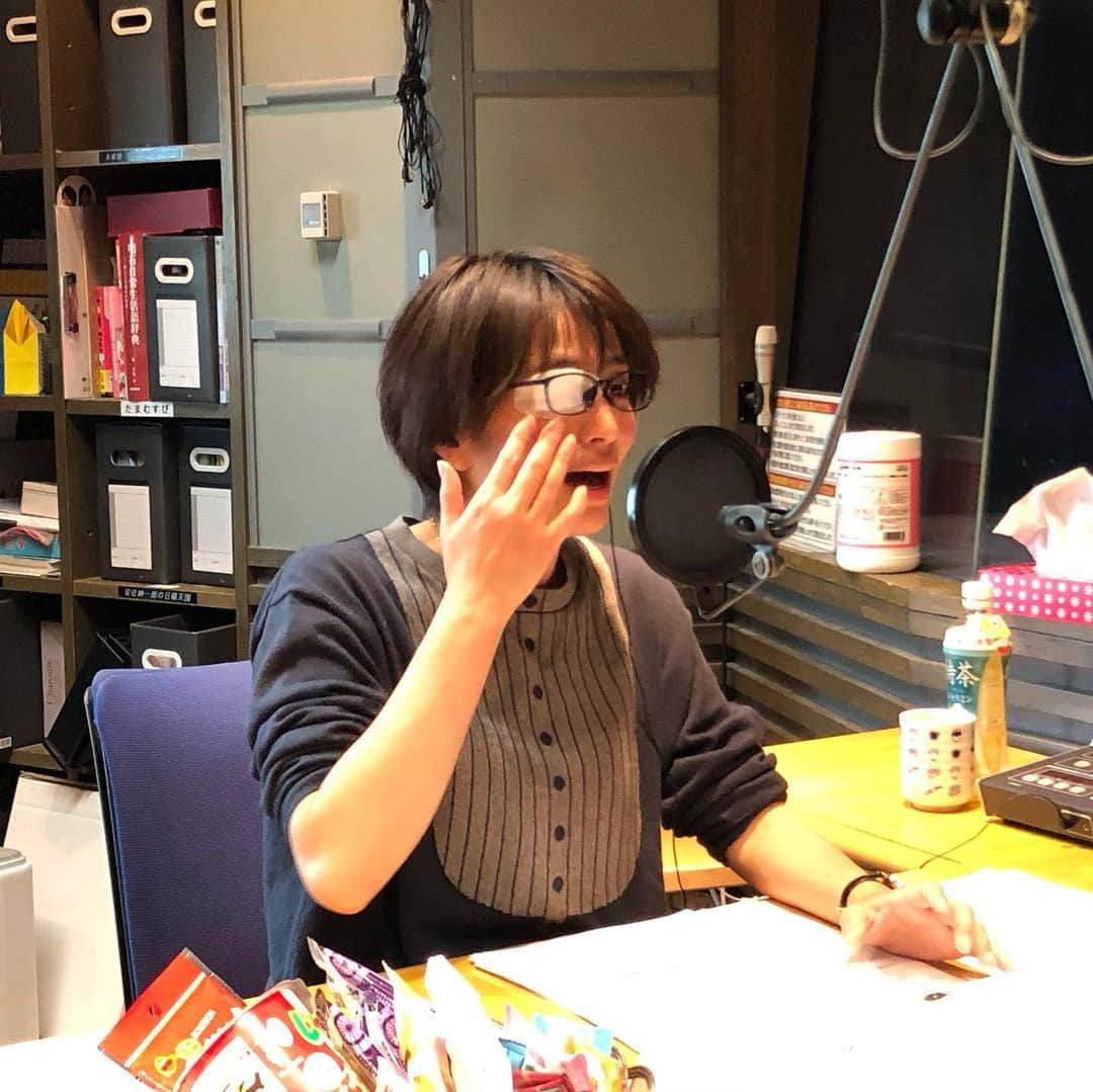 Tbsラジオ たまむすび さんのインスタグラム写真 Tbsラジオ たまむすび Instagram 娘のピン太郎 ちゃんの物もらいがうつった 眼帯している珠緒さん 今日は 代打パートナーのブルボン小林さん 長嶋有さん とお送りしました ブルボンさんは年末にギックリ