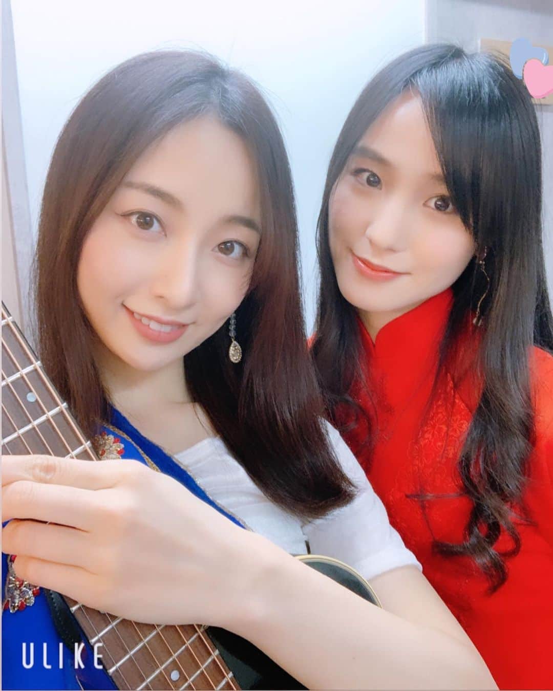 のインスタグラム：「. . .  #新横浜LiT にて今年初のライブでした！ . 衣装は新年おめでたいイメージで、 今ビタスイの衣装の中で一番鮮やかなアオザイとサリー💖 . 自分でセトリを決めつつ、 今年最初なので対バン王道曲を推し推しで！ その様な曲はアコギを弾くようになっていたので、 今日は弾き語りが盛り沢山でした🎸🎸 . 正直ドキドキでした♡ . 結果とても集中しながら楽しめました✨ こうして挑戦しながら、今年も頑張ります！ よろしくお願いします！ . ぜひ今年のビタスイライブにお越し下さい！ . 明日は‪ ‪【 #吉祥寺SHUFFLE 】にて １９時〜🌙‬ ‪ ビタスイ は20:20頃〜出演予定です お待ちしております！🙌 .  #ビタスイ #吉祥寺 #live #ライブ ‬‬ #新横浜LiT #新横浜 #弾き語」