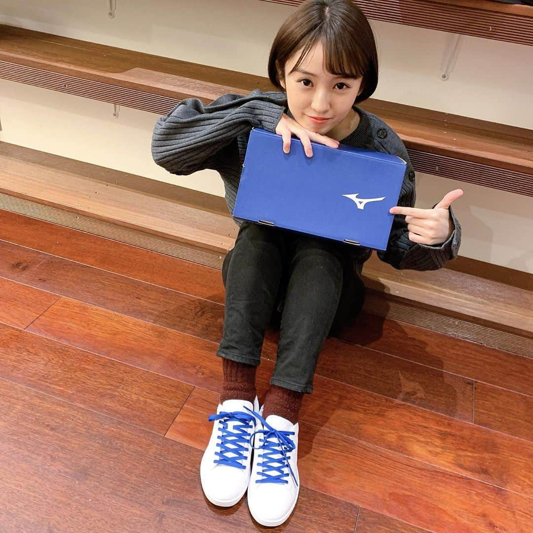 咲良菜緒さんのインスタグラム写真 - (咲良菜緒Instagram)「MIZUNOさんからシューズいただきました♪ #cw1 という新しいモデルのものです♪ 靴紐わざわざわたしのカラーにして届けてくださいました😽  普段履きできるシンプルなデザインで、履き心地は流石のMIZUNOさん👟  今年も足元からお世話になります💕 #mizuno」1月6日 23時31分 - nao_sakura_official