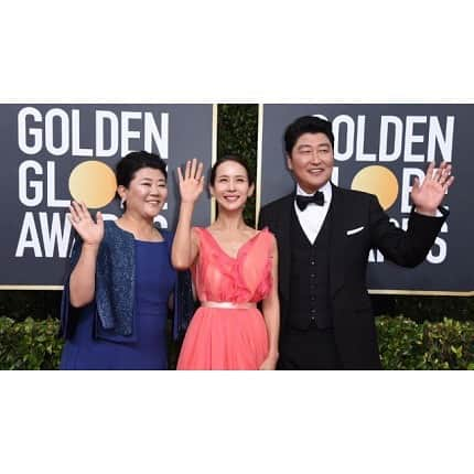 パク・ソダムさんのインスタグラム写真 - (パク・ソダムInstagram)「1인치 정도 되는 장벽을 뛰어넘으면 여러분들이 훨씬 더 많은 영화를 즐길 수 있습니다.  I think we use only one language, Cinema. 감독님 최고....😭👍🏻👍🏻 멋있어요..... 정말..😭 감사합니다..❤️❤️❤️ #Goldenglobes #parasite」1月6日 23時35分 - imsodamm