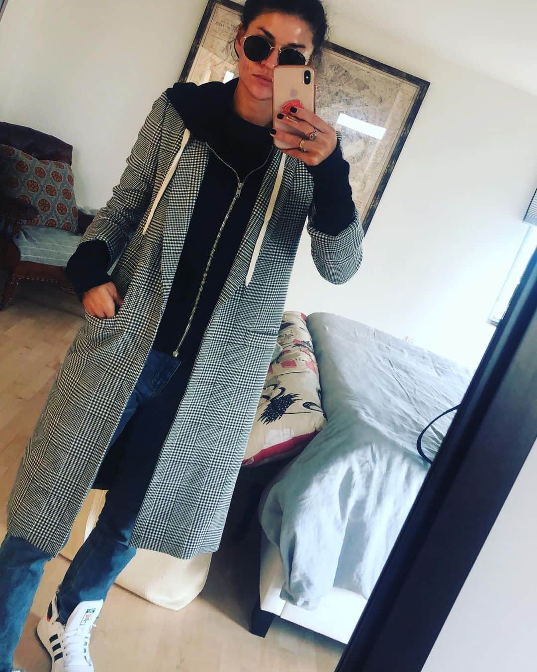 ジェシカ・ゾアのインスタグラム：「Back at it:) Nice little 5 am work out & off to set!🖤」