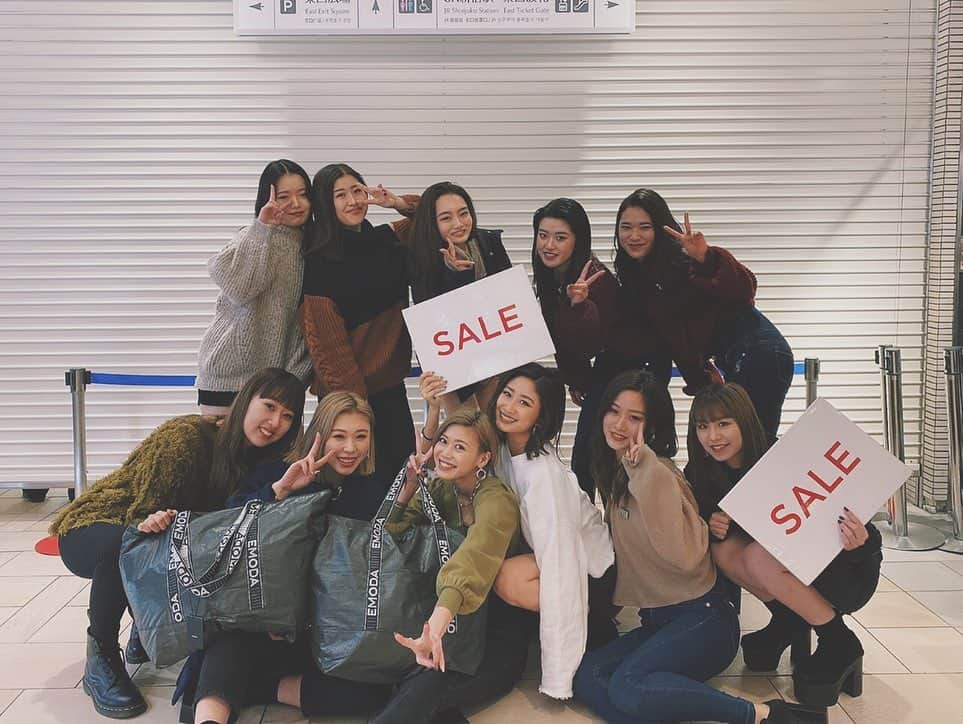 kazuki youdaのインスタグラム：「_  本日もお疲れ様でしたぁー❤️ 明日でLUMINE theバーゲン最終日😗 あしたは新作もいっぱい入荷するのでバーゲン最終日是非お待ちしてまぁす☺️💗 _  @emoda_snap  @emoda_official  #EMODA」
