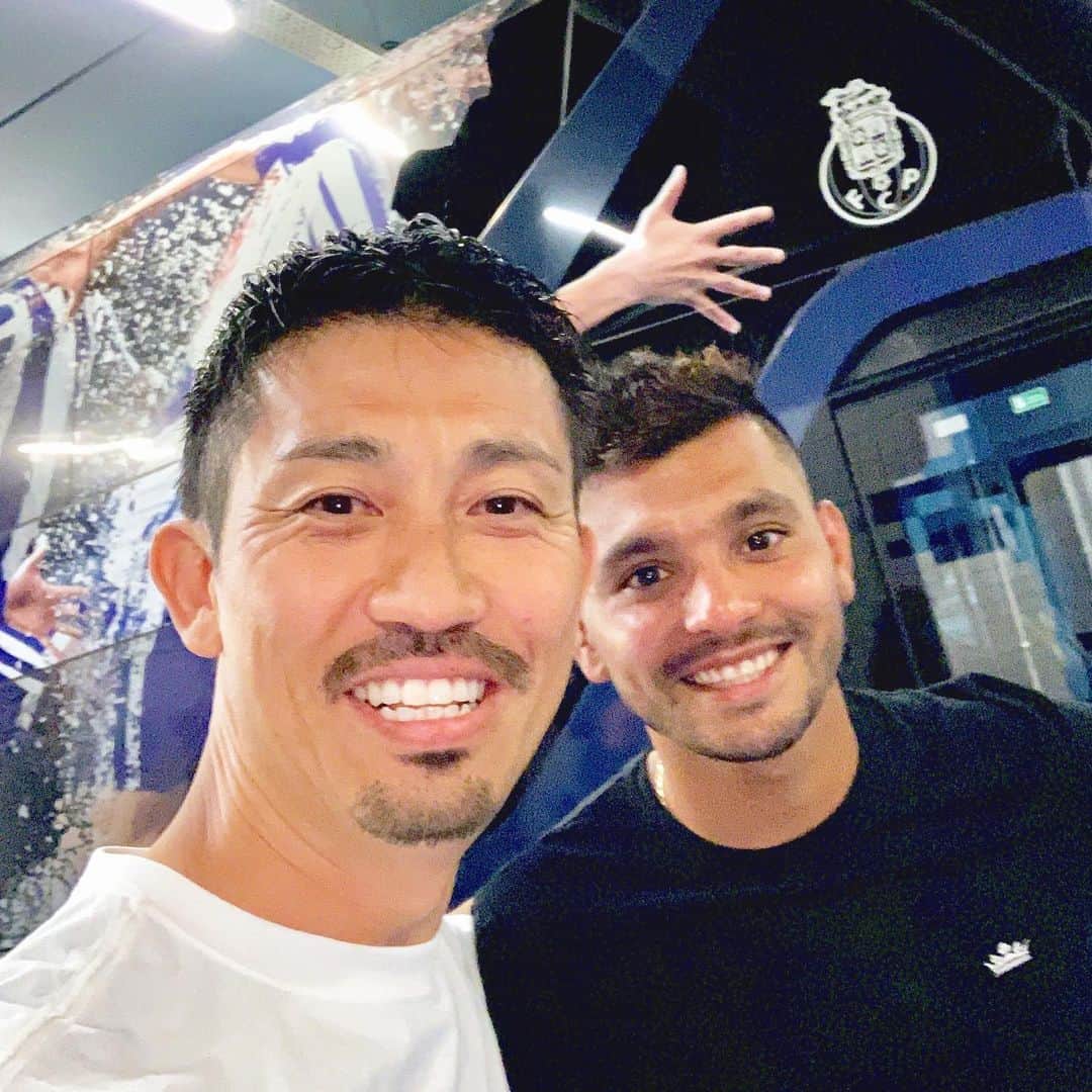百瀬俊介のインスタグラム：「Feliz cumpleaños @jesustecatitoc ✨🎁🎂 Sigan con mucho éxito y mucho título para ti hermano, Seguir mejor carrera fútbol profesional👟➰⚽️ #fcporto #porto #cumpleaños #mexico」