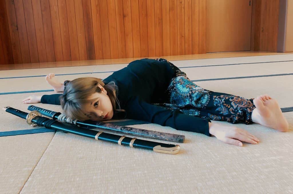 兼田玲菜さんのインスタグラム写真 - (兼田玲菜Instagram)「眠い。。殺陣しなきゃ。。。 #stretch #exercise  #sleepy #goodnight #relax #sword #action #performance #break #dance #tokyo #japan #flexible #殺陣」1月6日 23時47分 - renakaneta4_samurai