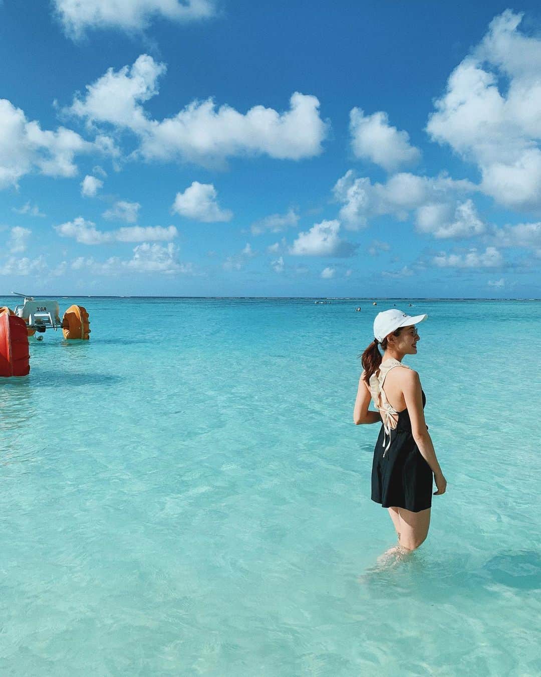 小祝麻里亜のインスタグラム：「遠くまで浅瀬の続く綺麗な海で姪っ子ちゃんと沢山遊びました❗️自然の恵み🏝に感謝☀️ 日本にいる時より紫外線をたくさん浴びたので、 今日は　@totalsalonibc に急遽ケアにし行ってきました💕 美肌のために一通りやっていただきましたよ☺️☺️🙏見事にツルピカに蘇りました✨ ． 年齢を重ねるごとに、紫外線を浴びた後のケアが大事なことに気がつかされます😌今日はデコルテ〜肩も触って頂いたら、常に緊張状態で身体の力が全然抜けずにガチガチと言われてしまったので笑　教えてもらった深呼吸を就寝前にして、気持ちのリラックスを心がけます😇 ． ＿＿＿＿＿＿＿＿ #グアム #グアム旅行 #美肌ケア #エンビロン #guamtrip #instaguam #guam #2020travel #facialcare #environ  #셀피#셀스타그램#스타일링 #패션스타그램 #여행기록 #여행일기 #여행스냅 #바다  #뷰티스타그램」