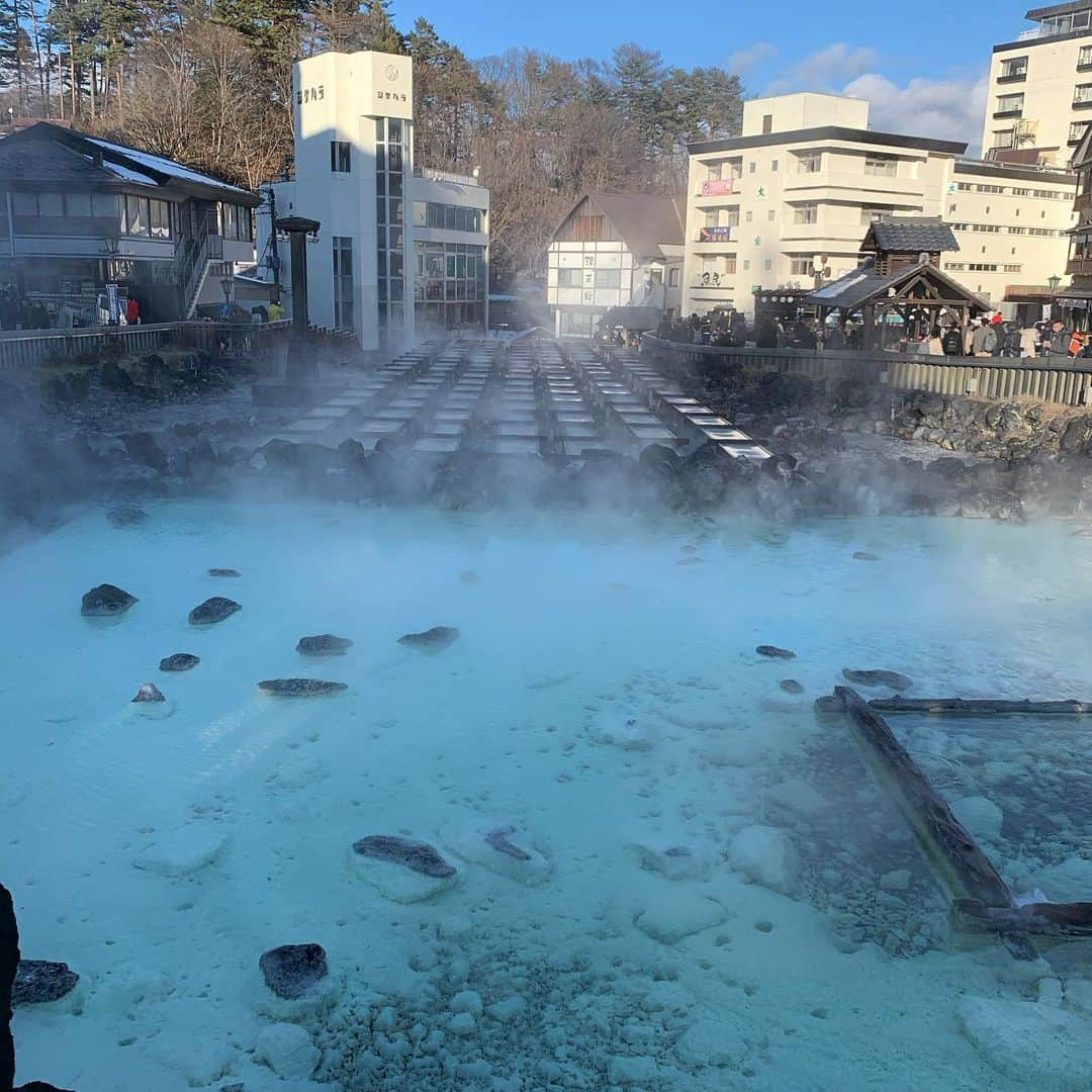 天宮菜生さんのインスタグラム写真 - (天宮菜生Instagram)「. 温泉に行きましたよ！ . 私は肌が弱くって、本当にいつも痒かったり、ただれてしまったり大変なので、冬は特に注意して過ごしています。 . 草津のお湯は美肌の湯。 . そのまま美容液みたいに洗い流さず出てくださいねと言われ、その通りにすると、お肌がツルッツルになりましたよ！ . 硫黄の温泉は強すぎてぴりぴりしたり、逆に荒れてしまうイメージだったのに、このまろやかな硫黄の温泉はここならではの、だからみんなの大好きな「良いとこ一度はおいで〜」なのだと、改めて思ったのでした。 . あぁ。 . 体が芯まで温まって、肌も艶々になるあの温泉に、毎日入りたいと思ってしまう私なのでした… . という訳で、今日辺りから皆さんお仕事開始でしょうか？！ . 私も始まっていますよー！今年も笑顔で楽しく過ごしましょう❤️ . おやすみなさい💤 . #草津温泉 #群馬県 #雪積もってる  #寒かった #美肌の湯 . . . . #元宝塚 #花組 #天宮菜生 #シンガー #リハビリメイクセラピスト」1月7日 0時06分 - naoamamiya_official