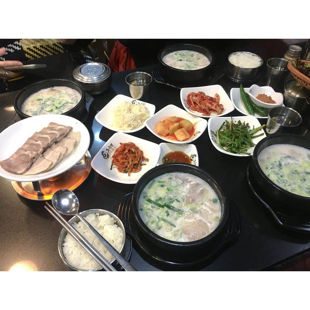 トリイクニコさんのインスタグラム写真 - (トリイクニコInstagram)「🇰🇷2日目のお昼ご飯 . 神仙ソルロンタンに行ったらお昼時の行列で、 デジクッパに行きました🐷 . ここのお店 @gurorina がオススメしてくれて2度目の来訪。 飲んだ日とか遅くまで食べてた翌日にとっても優しいです☺️ . 味ももちろん美味しい🙆‍♀️✨ わたしはキムチぶっ込み型ですw . #豚寿百　 #돈수백  #デジクッパ #ポッサム #弘大 #ホンデ店の場所タグ出なかったから合井店のタグ付けておきましたw #いつメン旅 #kunikorea」1月7日 0時16分 - toriicamera