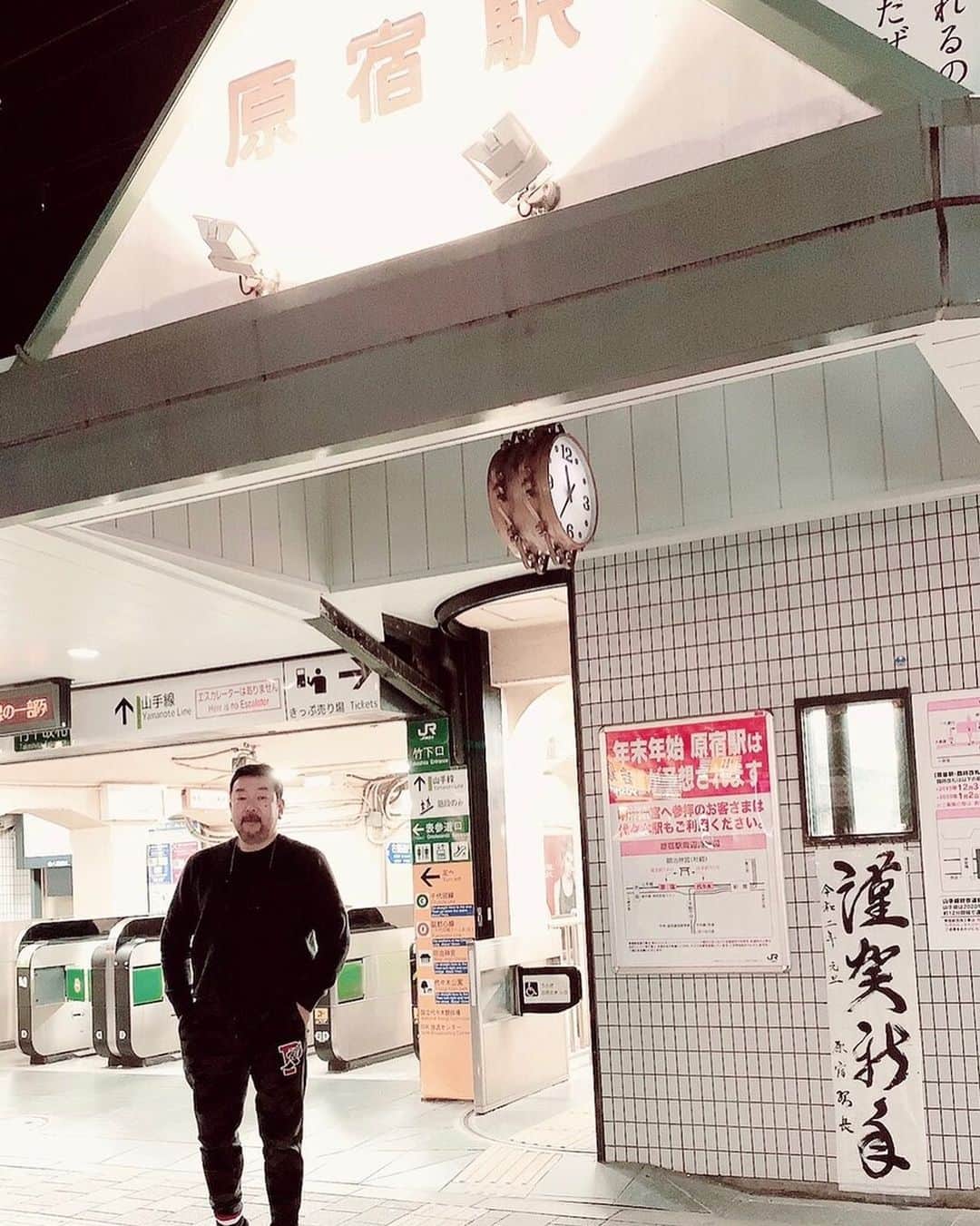 湯浅洋のインスタグラム：「原宿に人がいない！ ので写真撮ってみた^ ^ #原宿駅 #おじいちゃんと原宿」
