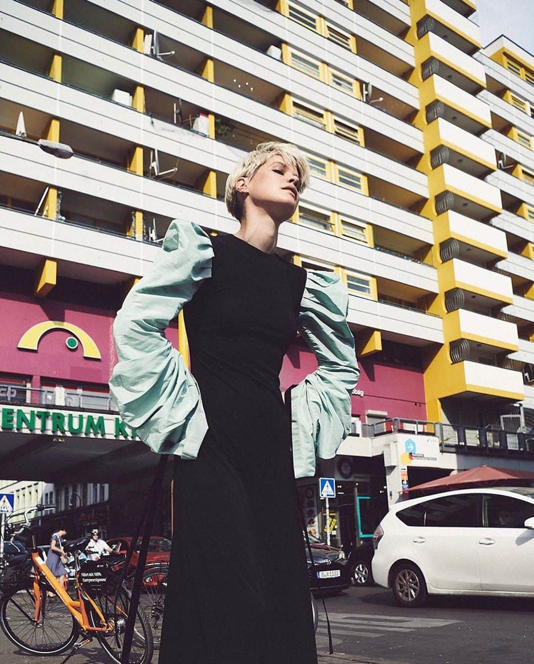 Kris Gottschalkのインスタグラム：「Meanwhile back home in Berlin - hiiiii I’m alive I know it’s been a while 🙂 #hi2020 #berliner @elleserbia」