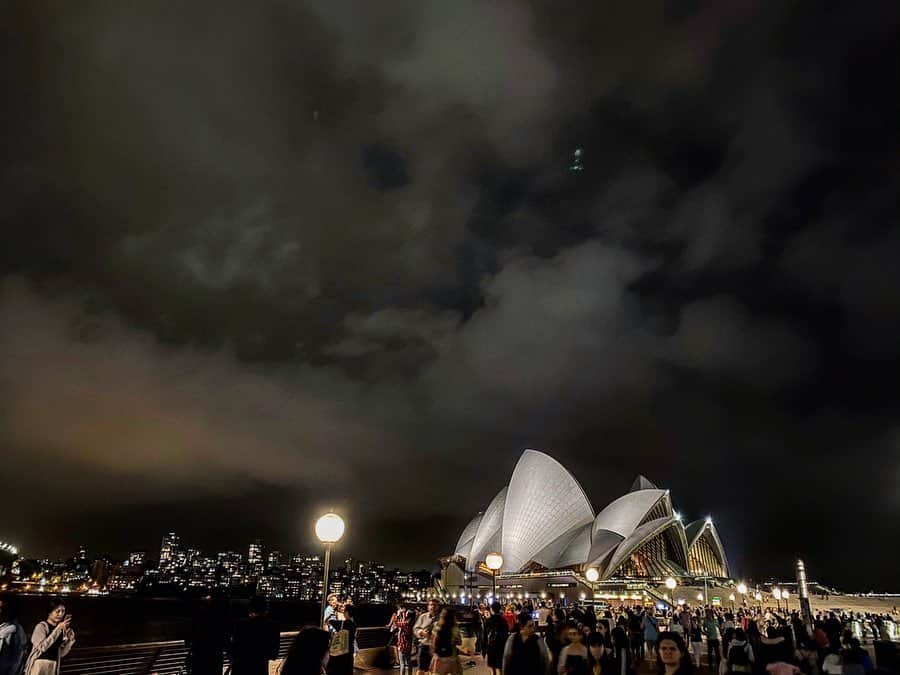 渡辺由布子さんのインスタグラム写真 - (渡辺由布子Instagram)「🏃‍♀️ ・ #旅ラン のすすめ。  #シドニー のシンボルでもある、#世界遺産 #オペラハウス まで朝ラン。  白い帆を何層にも重ねて湾に浮かぶヨットのよう。 昼も夜も、どの角度を切り取っても美しくて、存在そのものがアート。 ・ ・ ・ 🎽：　@glaz_respirer_japan  業界初！SHARP、WAVE、BALANCEの3つのラインから、体型に合わせたウェア選びを提案。 機能性と着心地を追求しながら、なで肩、腰張り、筋肉質など、それぞれの悩みをカバーしてくれる新感覚のヨガウェア。  #グラズレスピレ  #アンバサダー　 #ヨガインストラクター　 #glazrespirer  #yoga  #yogi  #yogawear  #run  #jog  #operahouse  #botanicalgarden  #worldheritage  #NYE 📍　@sydneyoperahouse #Sydney #Australia #🇦🇺」1月7日 0時26分 - watanabe_yuko