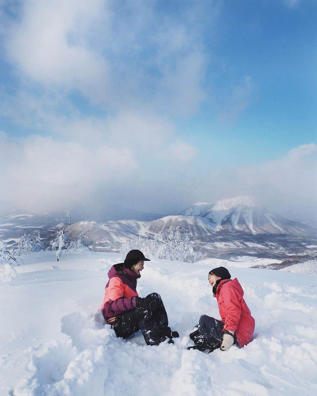 猪鼻ちひろのインスタグラム：「☃️🙌🏻 HELLO北海道！ 初めてのルスツにやってきました。 お天気も良くて雪質もふわっふわ🏔 空気は冷たくて寒いけれど、 澄みきっていて気持ちがいい感じ。  壮大な大自然に囲まれて走り回って (瞳が急に雪の中に投げたり雪合戦してくる😇😂) 美味しいご飯をいただいて、 温泉とサウナで〆。 あ〜〜〜ゆっくりここに篭りたいよぉぉ @rusutsuresort_official @westinrusutsu  #ダメだ眠くて文章がちゃんと書けない笑 #連日の5時起き #おやすみなさい #ちひろtrip北海道 #ちひろトリップ」