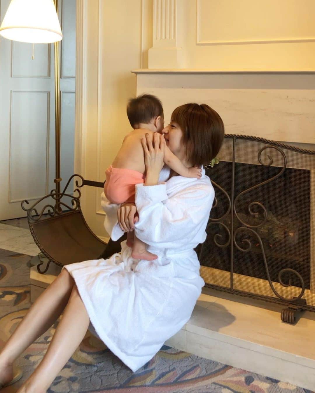 田中涼子のインスタグラム：「暖炉ってめちゃ暖かい🥺‼︎ 本物のの火はハイテク暖房器具よりはるかに体も温まる気がする✨ ビックリ✨  #お正月旅行 #暖炉#子連れ旅行 #ヨーロピアンインテリア の素敵な部屋だったぁ」
