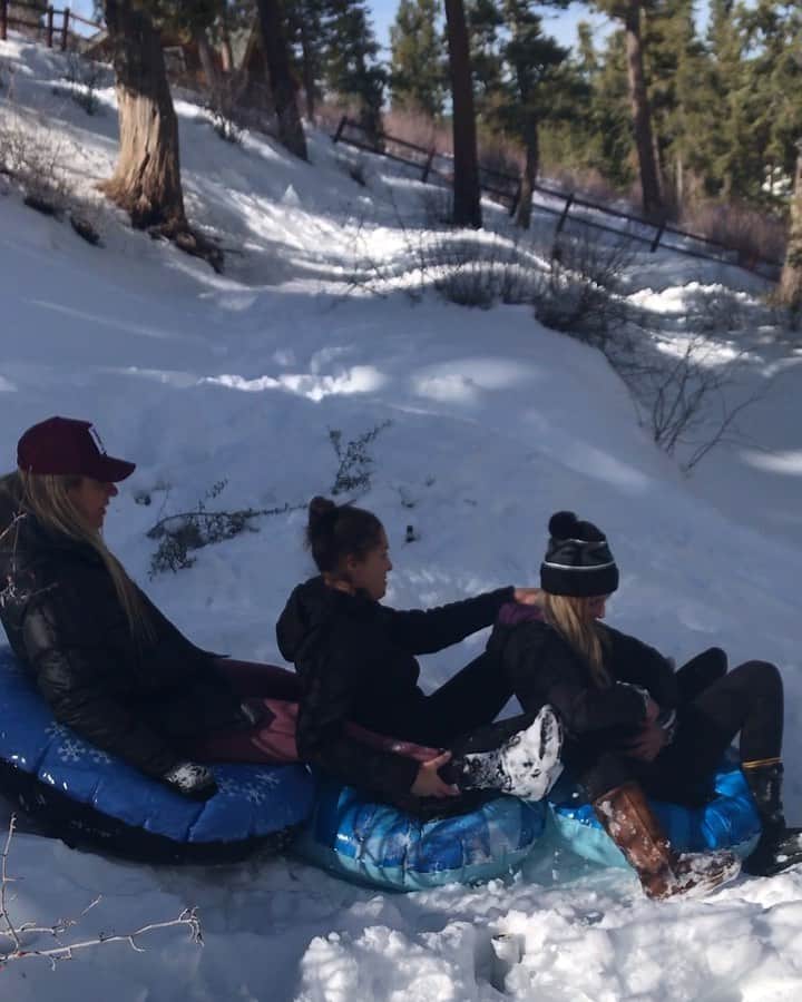 エイプリル・ロスのインスタグラム：「Snowww much fun this weekend celebrating @jocelyn_baughman 🎂🎉 with a little tubing, shooting (bb guns), and jacuzzing!  Refreshed and ready to charge this week of training! 👊🏼」