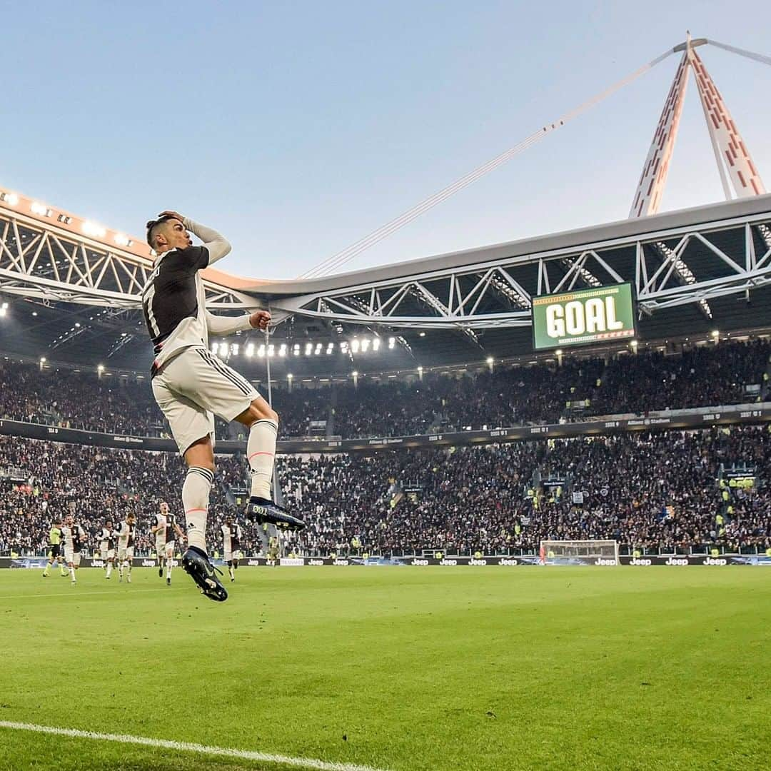 ユヴェントスFCさんのインスタグラム写真 - (ユヴェントスFCInstagram)「Let’s start the year with a SIUUUUUU! 🔥⚪️⚫️ #JuveCagliari #FinoAllaFine #ForzaJuve」1月7日 0時38分 - juventus