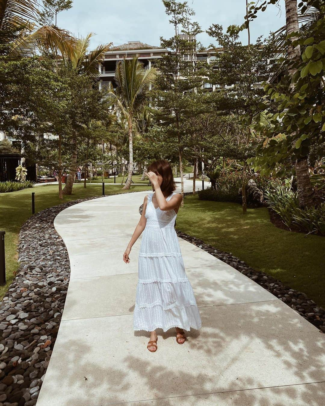 Shokoさんのインスタグラム写真 - (ShokoInstagram)「＊Lifestyle＊ Short vaca with the fam from Japan in Bali. This was our first travel with the baby that’s not Tokyo. Tokyo is easy for me as I would just buy things online and sent to the house in Japan or I would know where and what to buy baby stuff in Tokyo. Super convenient. ・ This time I packed more diapers and formula milk but managed to pack in one suitcase for two adults and one baby. Not bad. ・ Soon I will do a full review of the hotel but in a nut shell I will give a four star out of six. Room and resort was superb but it’s a brand new hotel so you know how the service is like for a new hotel. But so much better than the horrific Raffles hotel experience (some of you may have seen my previous Story).」1月6日 15時53分 - simplytokyo