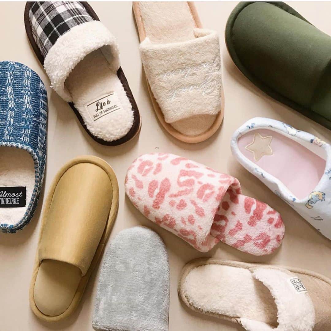 4yuuu さんのインスタグラム写真 4yuuu Instagram 寒い冬 の足元 は あったかスリッパで回避 3coins スリーコインズ には ボア素材 低反発素材 消臭抗菌機能 と プチプラなのに高機能なアイテムがズラリ おうちのインテリア に合わせて