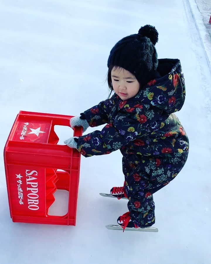 大菅小百合のインスタグラム：「冬の遊びといったらスケート‼️⛸✨ 雪降っても元気にスケート滑ってきました😊笑 ・ ・ ・ #滑るというより転がってた #標津町スケートリンクは #いつ滑ってもタダ #令和2年初氷の娘 #2歳9ヶ月」