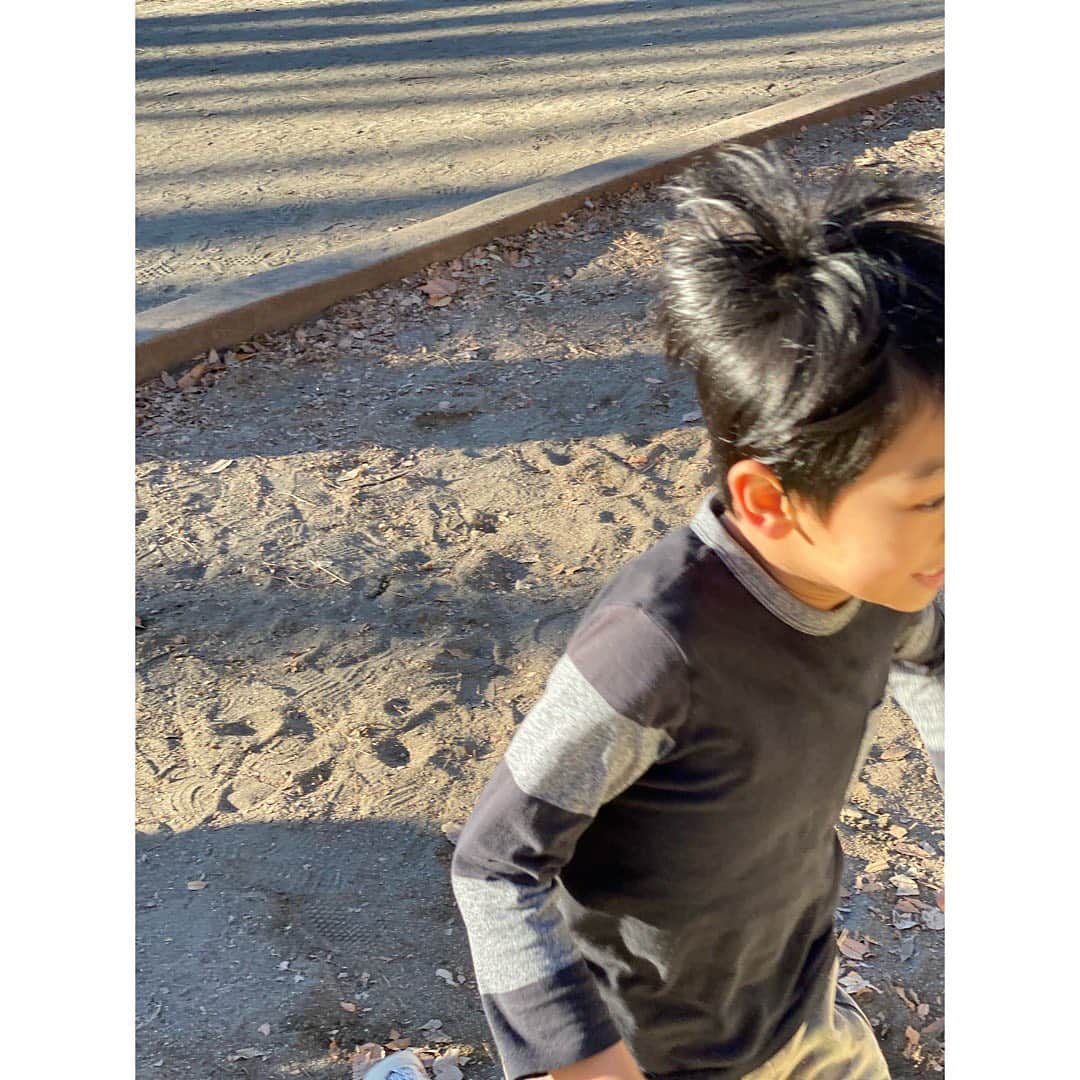 鈴木サチさんのインスタグラム写真 - (鈴木サチInstagram)「この週末は ストレス溜まった怪獣たちを連れて公園へ。 あまりの寒さに私が途中でギブ。 いったん休憩。 そしてまた遊びまくる。 子供たち上着は着てくれない。。。 私は4着＋腹巻なのに、鼻が真っ赤😂😂 次男坊もブランケットでぐるぐる巻きに。  #mama #mother #model #kids #baby #family #tokyo #japan」1月6日 16時00分 - sachi_suzuki