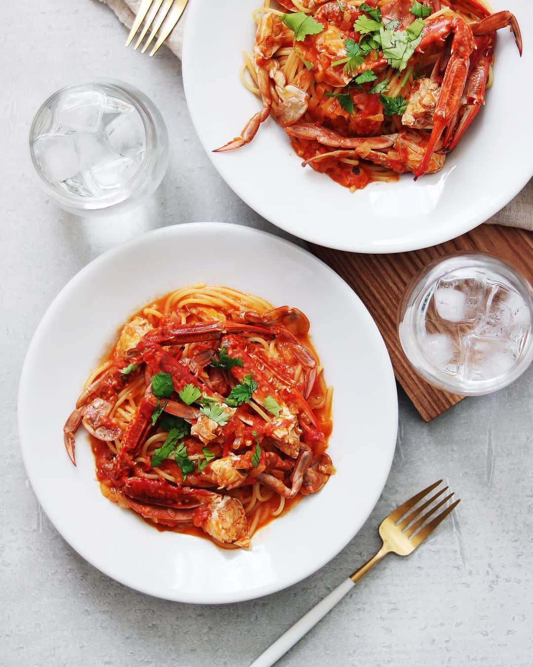 utoshさんのインスタグラム写真 - (utoshInstagram)「【レシピ付】Crab tomato sauce Spaghetti. これは年末年始だからなのか、たまたまなのか分かりませんが、ワタリガニが安く売っていたので、ここぞとばかりに「カニのクリームトマトパスタ」作りました。 . 絶対美味しい。間違いのないパスタです。人が来たときとかに作ったらびっくりされるんじゃないでしょうか。 . . そして、このクリームパスタ。個人的にどうしてもやりたかったのが「冷凍生クリーム」です。 もうタイトルに「冷凍生クリームの」ってつけても良いくらいだなと僕は思っています。 . 生クリームって案外余るんですよ。そしてそのまま使えずに終わるっていう、パターンが多いと思います。 それを防ぐのが冷凍生クリームなんですが、、、100均とかでうっているようなちっちゃい氷作る奴がちょうどいいんですが、これに保存するといいです。1この部分に少なめにいれるとだいたい15mlくらいなんですよ。小分けにしてあると本当に便利です。 . . ぜひぜひ、冷凍生クリームで使ってみてください。（わざわざね…） . . レシピはこちら↓ . ＿＿＿＿＿＿＿ . カニのクリームトマトパスタ（2人分） . 【材料】 パスタ　160〜200g トマト缶 1個 玉ねぎ 半分 ニンニク 1片 塩　小さじ1〜2（小さじ1だと優しい味になります） 砂糖 小さじ1（トマト缶にエグ味がある時に入れるとよい） 赤唐辛子 1本 . ワタリカニ 200g（6個くらい。正確に言うとはさみが6個です。動画参照） 白ワイン 50〜70mlくらい 生クリーム 100ml . オリーブオイル 大さじ2 . パスタを茹でる用の塩 ・水1リットルの場合　塩9g ・水2リットルの場合　塩18g . . 【作り方】 （1）玉ねぎは細かくみじん切りにする。にんにくもみじん切りにする。赤唐辛子は種を取る。 . （2）フライパンにオリーブオイルを入れ、ニンニクをいれ、細かく刻んだタマネギもいれて、時間があれば蓋をして10分、弱火で炒める。 . （3）トマト缶をいれて（ホールでもダイスでも可）よくつぶしながら塩、砂糖を加えて火にかけて、トマト缶の水分を飛ばして濃厚に仕上げる。（ローリエがあれば加えてもいい）〈トマトソースの完成〉 . （4）新しいフライパンにカニを入れて、白ワインをいれて蓋をして2〜3分蒸す。その間にパスタを茹で始める。 . （5）カニに火が通ったらトマトソースをおたま2杯分くらいいれて、生クリームを入れる。2分くらい短めに茹でたパスタを入れ（茹で汁は少なくとも1杯、2〜3杯くらい加えると良い）よく絡めて完成。 . （6）皿に盛りつけ、刻んだパセリなどをトッピングするとさらに美味しくなりますよ！ . ＿＿＿＿＿＿＿ . . . ぜひ作ってみてくださいね。 No local No food おいしく楽しく！ . . #玉ねぎベースパスタ  #クリームトマトパスタ #カニパスタ #カニクリームトマトパスタ #スタートUPレシピ #スタートアップレシピ #とりあえず野菜食 . #ellegourmet#lunch#brunch#breakfast#foodporn#instagramjapan#vsco#IGersJP#onthetable#ランチ#おうちカフェ#うちごはん#暮らし#フーディーテーブル #cooking#homemade#おうちごはん#朝ごはん#japanesebreakfast#f52grams」1月6日 16時10分 - utosh