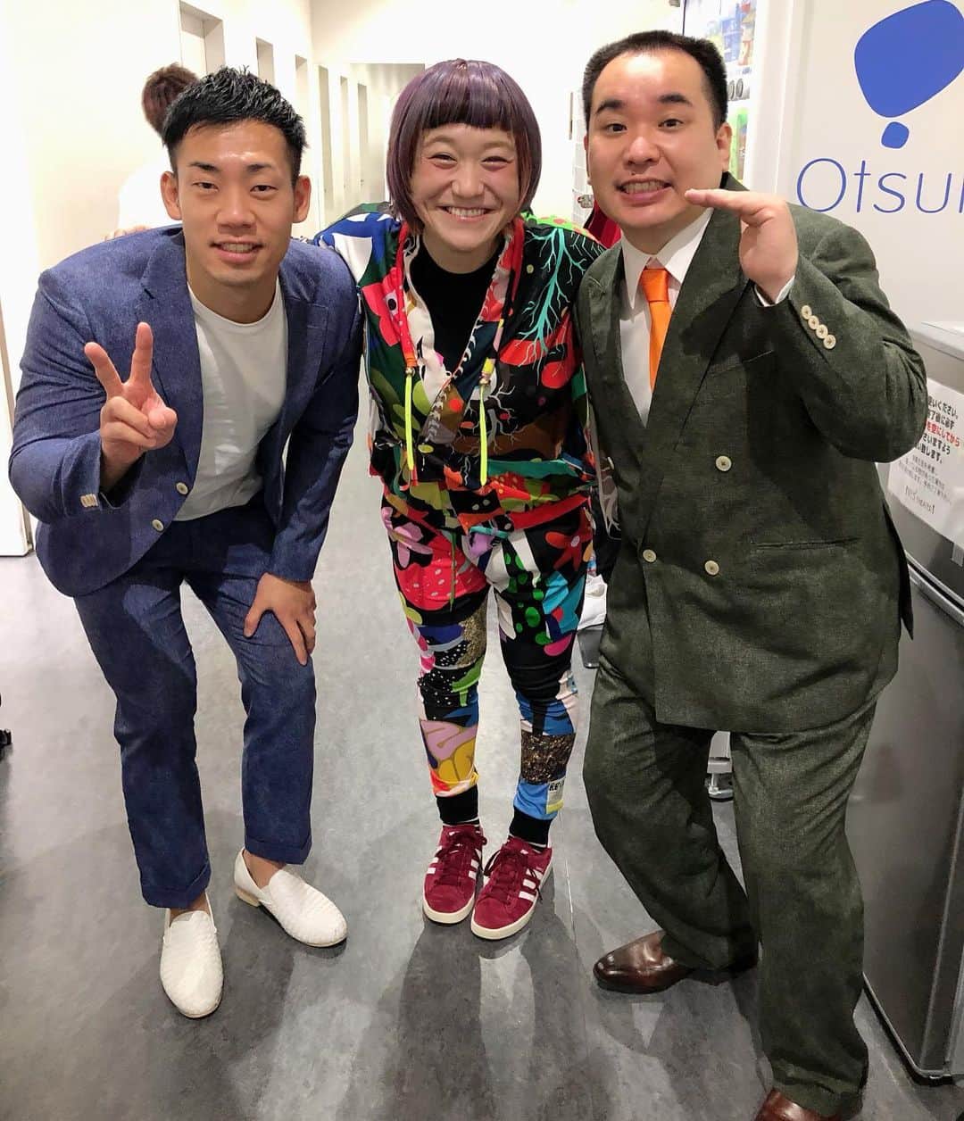 和田美枝のインスタグラム：「女と牛乳男🙆🏻‍♀️🙆🏻‍♂️🥛🙆🏻‍♂️ #ミルクボーイ #バンザイ #角（カク）」