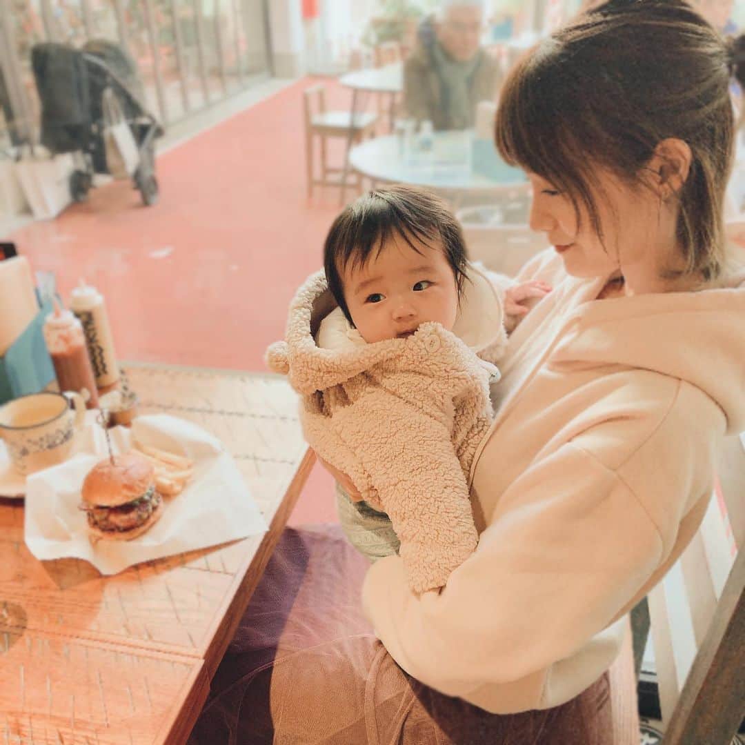 しほの涼のインスタグラム：「この上着 #gapbaby の80cmを着せてます🐻 暖かいし、すぐに脱ぎ着出来るのがお気に入り🥰🥰 #ベビー服#ギャップベビー #赤ちゃん服#赤ちゃんの服#赤ちゃんのいる暮らし #ベビーファッション#赤ちゃんファッション#赤ちゃんコーデ#ベビーコーデ女の子#ほんわか日和 #ゆるい日常#成長記録#一眼レフ#カメラママ#カメラママ部 #一眼レフのある生活 #一眼レフ撮影 #canoneoskissx7 #canon」