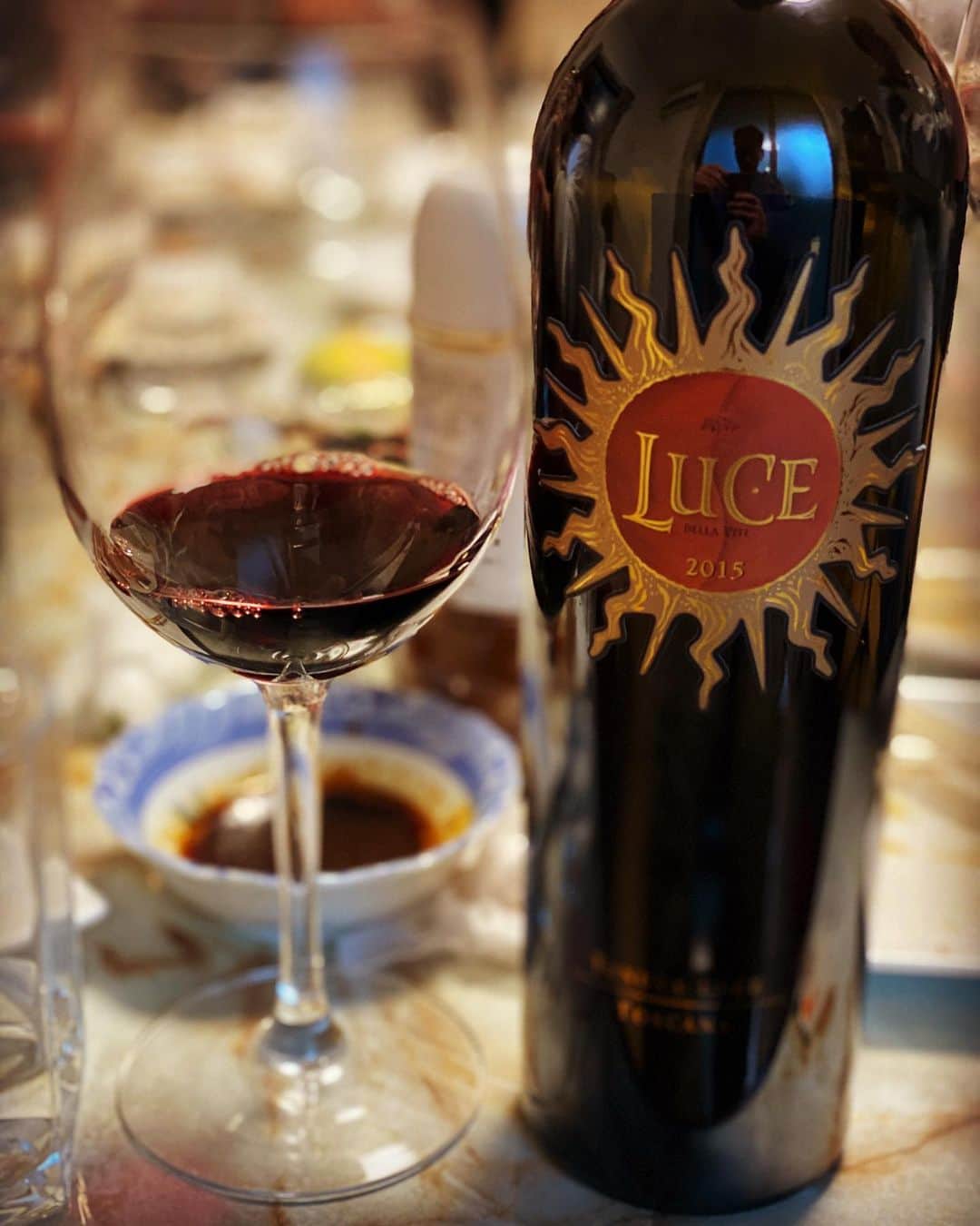 ひぐち君さんのインスタグラム写真 - (ひぐち君Instagram)「「ルーチェ」はメルロー50%、サンジョヴェーゼ50%という、スーパータスカンの中でも個性のあるワイン。 #luce 2015 🍷 #merlot #sangiovese  #lucedellavite  #toscana  #italy #italy🇮🇹 #wine #vin #vino #winetime #winelover  #instawine #wineexpert  #tokyo」1月6日 16時32分 - higehiguchi