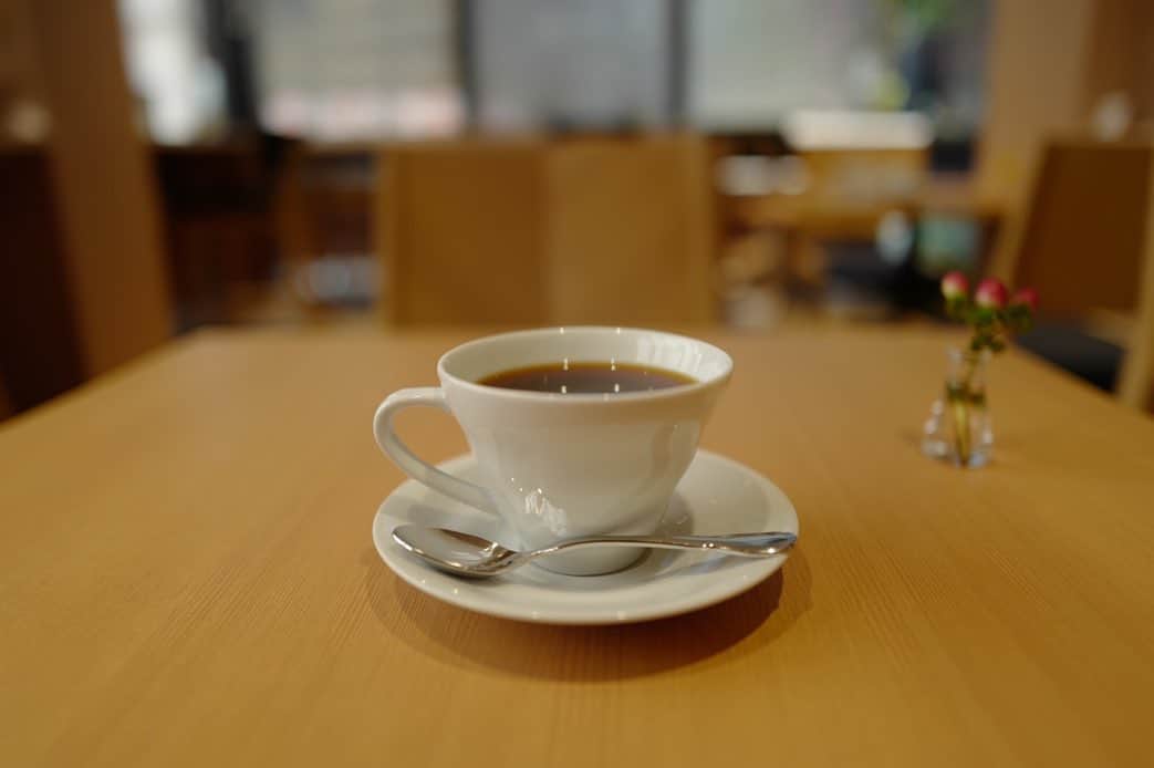 石井輝明さんのインスタグラム写真 - (石井輝明Instagram)「日本橋。 日本橋って読み方は違うけど、東京にも大阪にもあってマジややこしい。 どっちかに「超」とかつけてほしい。  #hariocafe #cafe #coffee #カフェ #東京カフェ #日本橋カフェ #カフェ芸人 #ちなみに僕の地元の大阪狭山市は #埼玉にも狭山市があるから #狭山市の前に大阪ってつけてる #その感じで言うと #超とかじゃなく #大阪日本橋になるのか #超日本橋がいいな #ついでに超狭山市がいいな」1月6日 16時25分 - comandanteishii