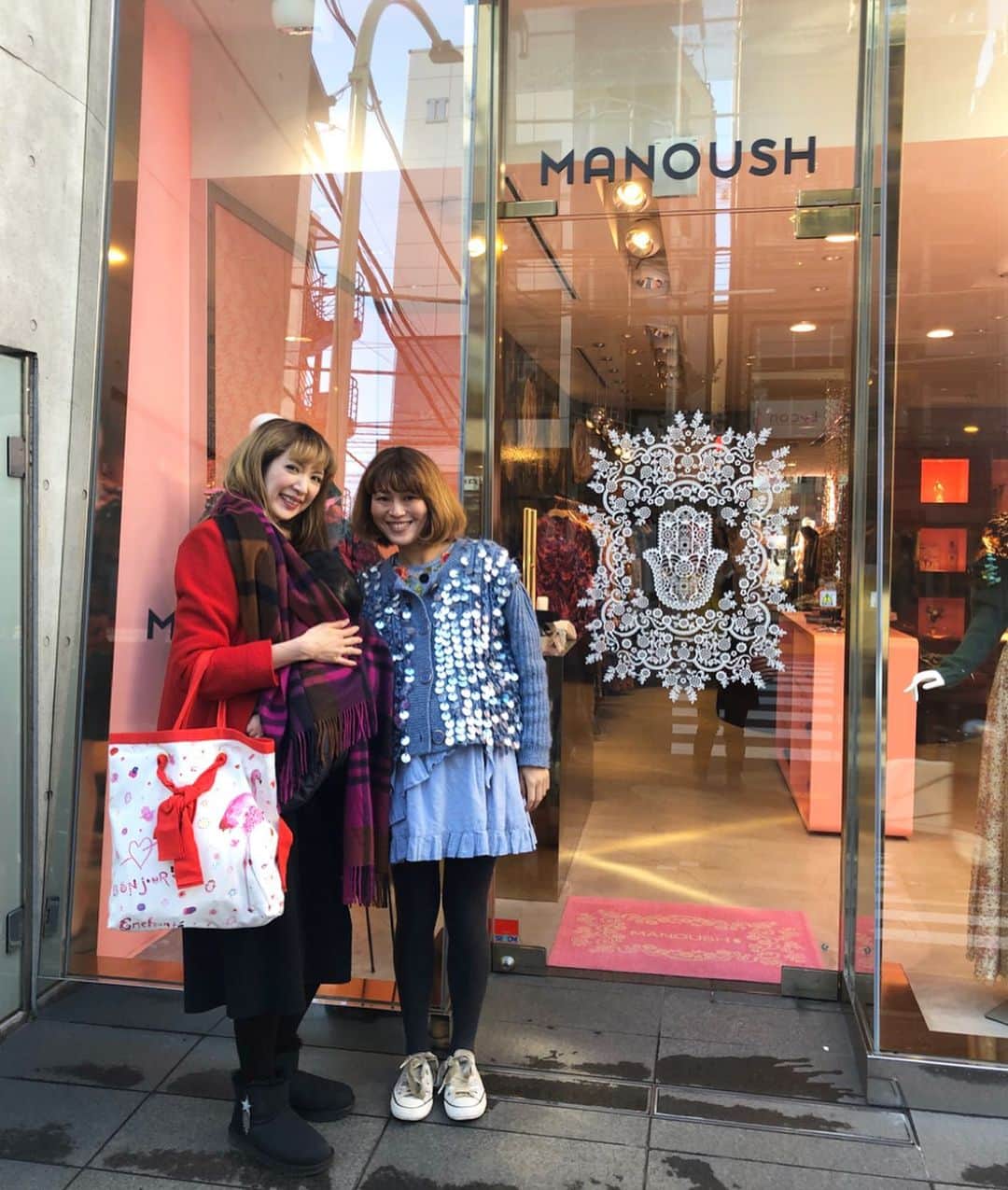 SHOKOさんのインスタグラム写真 - (SHOKOInstagram)「コラボやイベントなど色々な交流をさせて頂いているパリのブランド#マヌーシュ 🇫🇷の代官山店が【SALE】中で、先日お店に行ってきました♪ ピンク色の可愛い店内に、新作を含めたアーカイヴの数々が華やかに並ぶ様子は見ているだけでもワクワク💕あれこれ試着して、写真て私が着ている赤チェックのコート（裏がボアで、お花のボタンも可愛い！）や、マルチボーダーのタートルニットを購入。良いお買い物が出来ました✨ 代官山店は今月末クローズになりますが、マヌーシュとはコラボ商品を作ったり（写真1枚目で私が持っている、赤いリボンのバッグも「マヌーシュxSHOKOコラボ」❣️)、代官山やうめだ阪急で店頭イベントをしたり、たくさんの素敵な思い出があります✨ @shoko_pour_manoush  仲良しのスタッフ香澄ちゃんがこのお店にいるこの光景もあと少しと思うと、感慨深いものがありました…💗写真1枚目、記念撮影を。 代官山店は【1月31日まで】の営業。今後はなかなか日本では入手できないレアなアイテムばかり特別価格で店頭に並んでいるので、皆さまもぜひお急ぎを！ #MANOUSH」1月6日 16時34分 - shoko_london