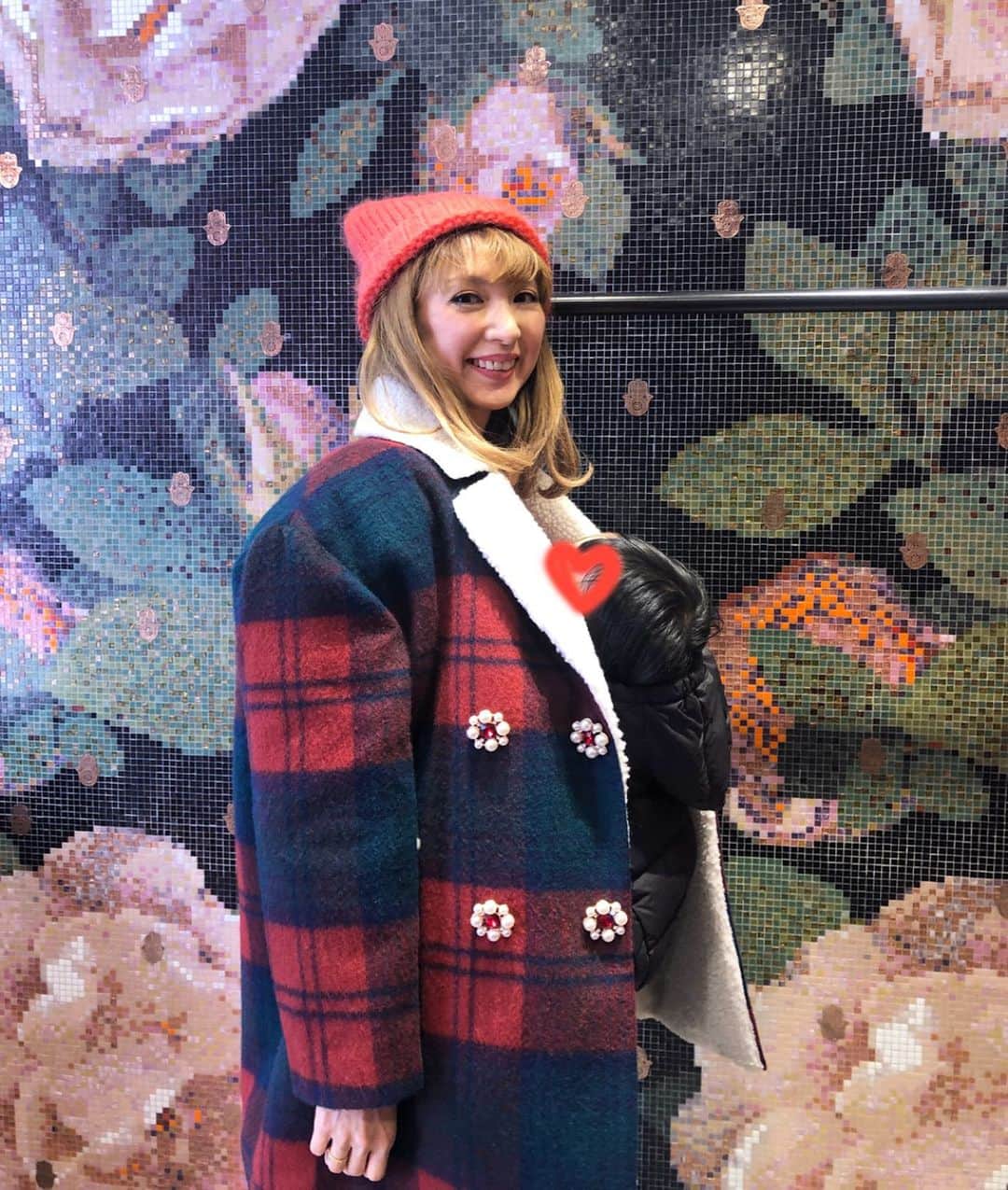 SHOKOさんのインスタグラム写真 - (SHOKOInstagram)「コラボやイベントなど色々な交流をさせて頂いているパリのブランド#マヌーシュ 🇫🇷の代官山店が【SALE】中で、先日お店に行ってきました♪ ピンク色の可愛い店内に、新作を含めたアーカイヴの数々が華やかに並ぶ様子は見ているだけでもワクワク💕あれこれ試着して、写真て私が着ている赤チェックのコート（裏がボアで、お花のボタンも可愛い！）や、マルチボーダーのタートルニットを購入。良いお買い物が出来ました✨ 代官山店は今月末クローズになりますが、マヌーシュとはコラボ商品を作ったり（写真1枚目で私が持っている、赤いリボンのバッグも「マヌーシュxSHOKOコラボ」❣️)、代官山やうめだ阪急で店頭イベントをしたり、たくさんの素敵な思い出があります✨ @shoko_pour_manoush  仲良しのスタッフ香澄ちゃんがこのお店にいるこの光景もあと少しと思うと、感慨深いものがありました…💗写真1枚目、記念撮影を。 代官山店は【1月31日まで】の営業。今後はなかなか日本では入手できないレアなアイテムばかり特別価格で店頭に並んでいるので、皆さまもぜひお急ぎを！ #MANOUSH」1月6日 16時34分 - shoko_london