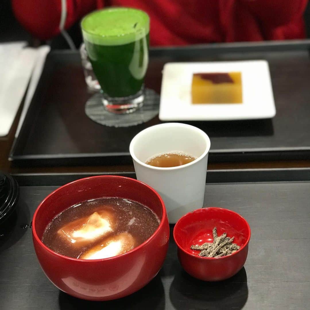 福田淳子さんのインスタグラム写真 - (福田淳子Instagram)「おでかけはじめは、いつものパレスホテルで。天気がとても良くて、皇居周りをお散歩して清々しい気持ちに。銀座まで歩いて虎屋で御膳汁粉を。楽しいおしゃべりに、美味しいものいっぱい食べて幸せな時間。」1月6日 16時36分 - junjunfukuda