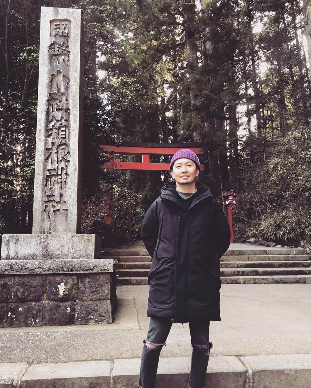 SHOCK EYEさんのインスタグラム写真 - (SHOCK EYEInstagram)「御鎮座1250年を超える箱根神社を参拝してきたよー⛩ 数多の武将達が心願成就、勝負の神として、関東総鎮守 箱根権現と崇敬してきた立派な神社で関東随一のパワースポットと称されているよ✨ 今日は訪ねることができなかった九頭龍神社 本宮の変わりに、すぐ隣の新宮は参拝できてとても満足✨🙏 山の神社はとにかく木々のパワーが凄くてね。 沢山パワーを充電できた気がしたよ。 皆も是非行ってみて^_^ 個人的には安産杉のパワーが凄かったなー✨ #箱根神社 #九頭龍神社 #初詣 #神社 #shrine #jinja #shintoshrine #shinto #関東総鎮守 :  I visited to pray Hakone Shrine which was founded over 1,250 years ago.  Many military commanders prayed here devotedly for their dreams come true and success and revered as mountain worship.  Hakone Shirine is well known as one of the strongest spiritual place in Kanto area.  I was satisfied enough that I could visit new constructed shrine ( Shingu) at Kuzuryu Shirine, although I could not visit main one today.  I was really amazed the power of trees from shrines in mountains.  I felt I could charge my energy enough.  Please visit there!  I personally feels the Anzan Sugi ( the cedar tree for safe delivery) gives really strong energy.  #hakoneshirine #hakonejinja #Kuzuryushirine #Kuzuryujinja #jinja #shirine #shintoshrine #shinto #hatsumoude」1月6日 16時38分 - shockeye_official