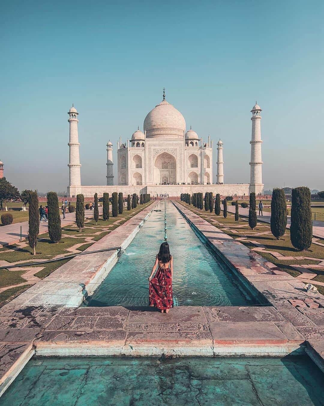 Earth Picsさんのインスタグラム写真 - (Earth PicsInstagram)「The beautiful Taj Mahal in India 🇮🇳. The Taj Mahal complex is believed to have been completed in its entirety in 1653 at a cost estimated at the time to be around 32 million rupees, which in 2015 would be approximately 52.8 billion rupees (U.S. $827 million). Photo by @harimaolee」1月6日 16時50分 - earthpix