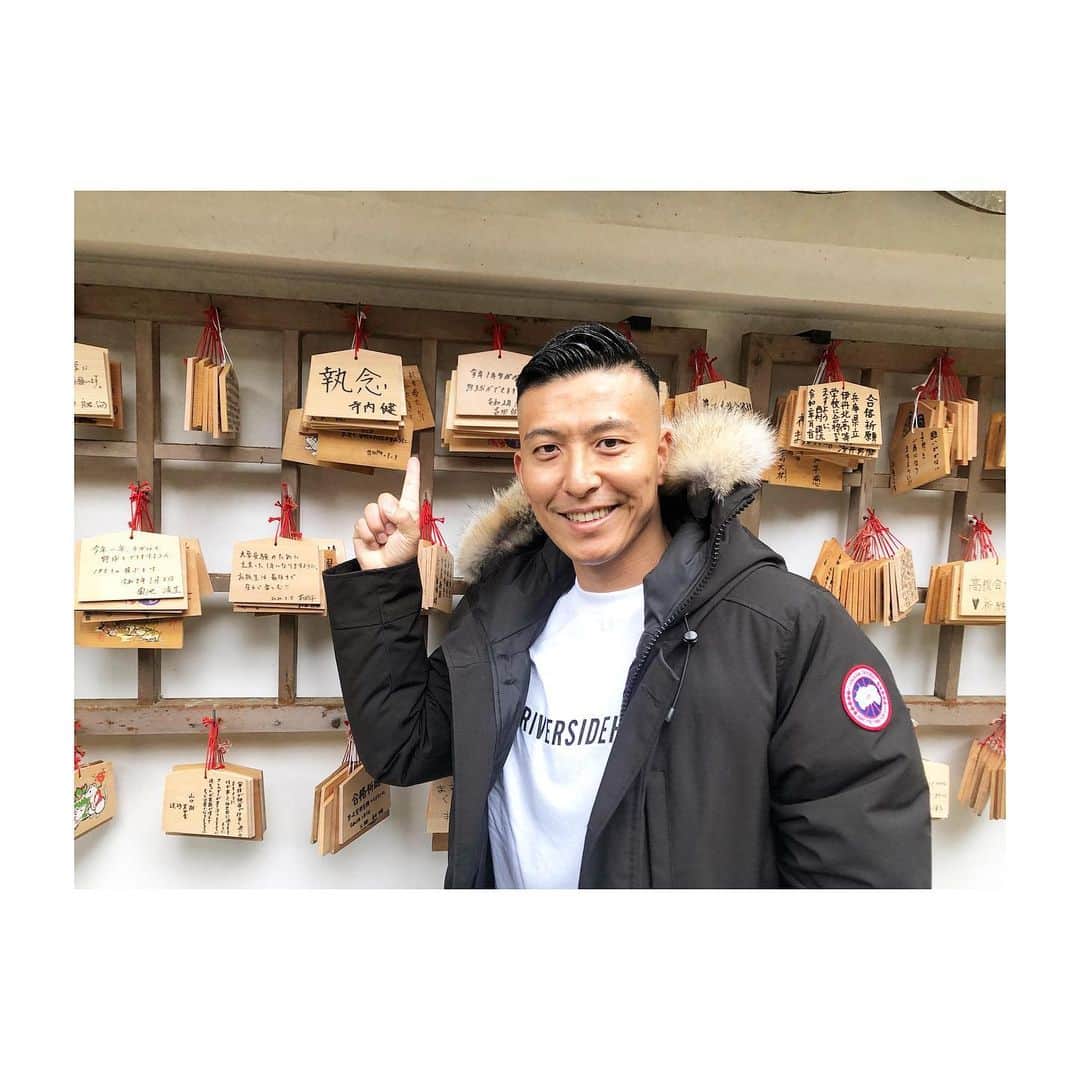 寺内健のインスタグラム：「いつも正月にはお世話になっている清荒神清澄寺さんで初詣の様子を取材して頂きました。生まれて初めての絵馬。 #初詣 #清荒神清澄寺 #絵馬 #2020」