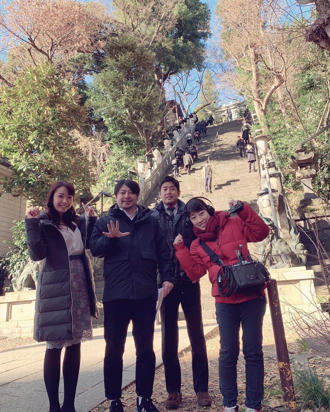 須黒清華のインスタグラム：「2020年最初の取材は愛宕神社へ⛩✨ ディレクター、カメラマン全員で出世の石段を2回上ったので、今年の出世は確実ですね…✨笑 想像以上に急で足がガクガクしたのは内緒🤫 . 参拝に訪れた皆さんに、今年の抱負や年末年始の消費についてインタビューしてきました🎤 今夜のWBSは11:30からの放送です‼︎ ぜひご覧ください✨ #wbs #ワールドビジネスサテライト #愛宕神社 #出世の石段」