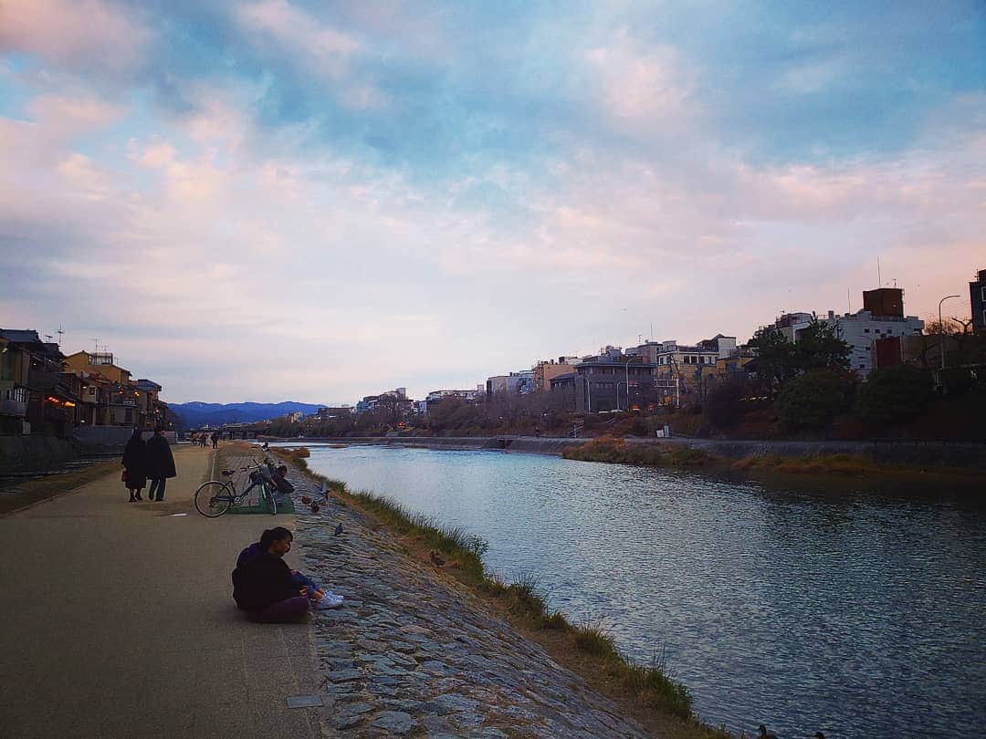 のインスタグラム：「ゆく河の流れは絶えずしてしかも元の水にあらず。#shijoohashibridge #kamogawa #kyoto⛩ #japan🇯🇵」