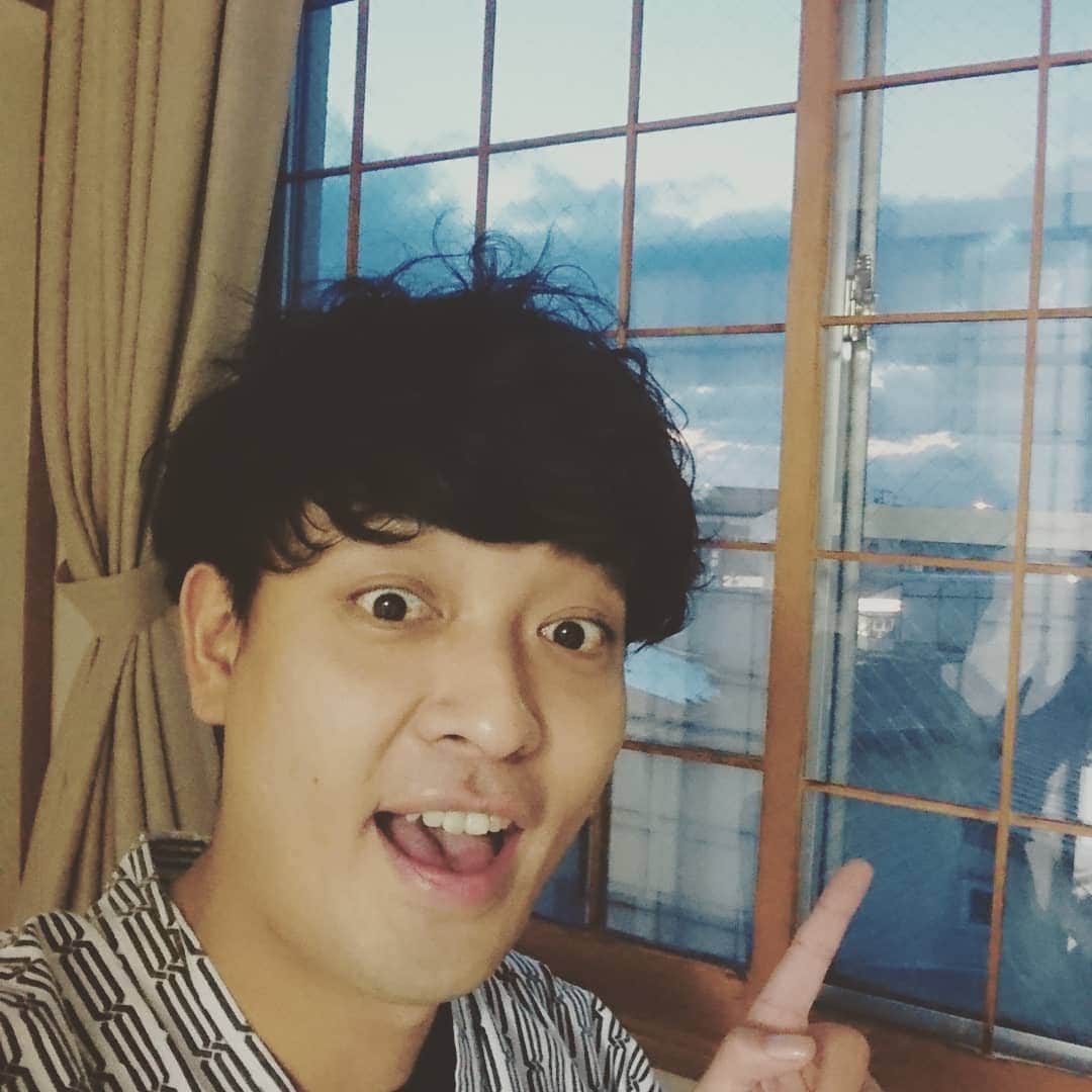 中村昌也のインスタグラム：「陽気にしてますが、北海道です。。。 風が冷たいよ～😢ちらほら雪が積もってます☺️ １日目ロケ終了ですわ。。。 雪見温泉行ってきます😋」