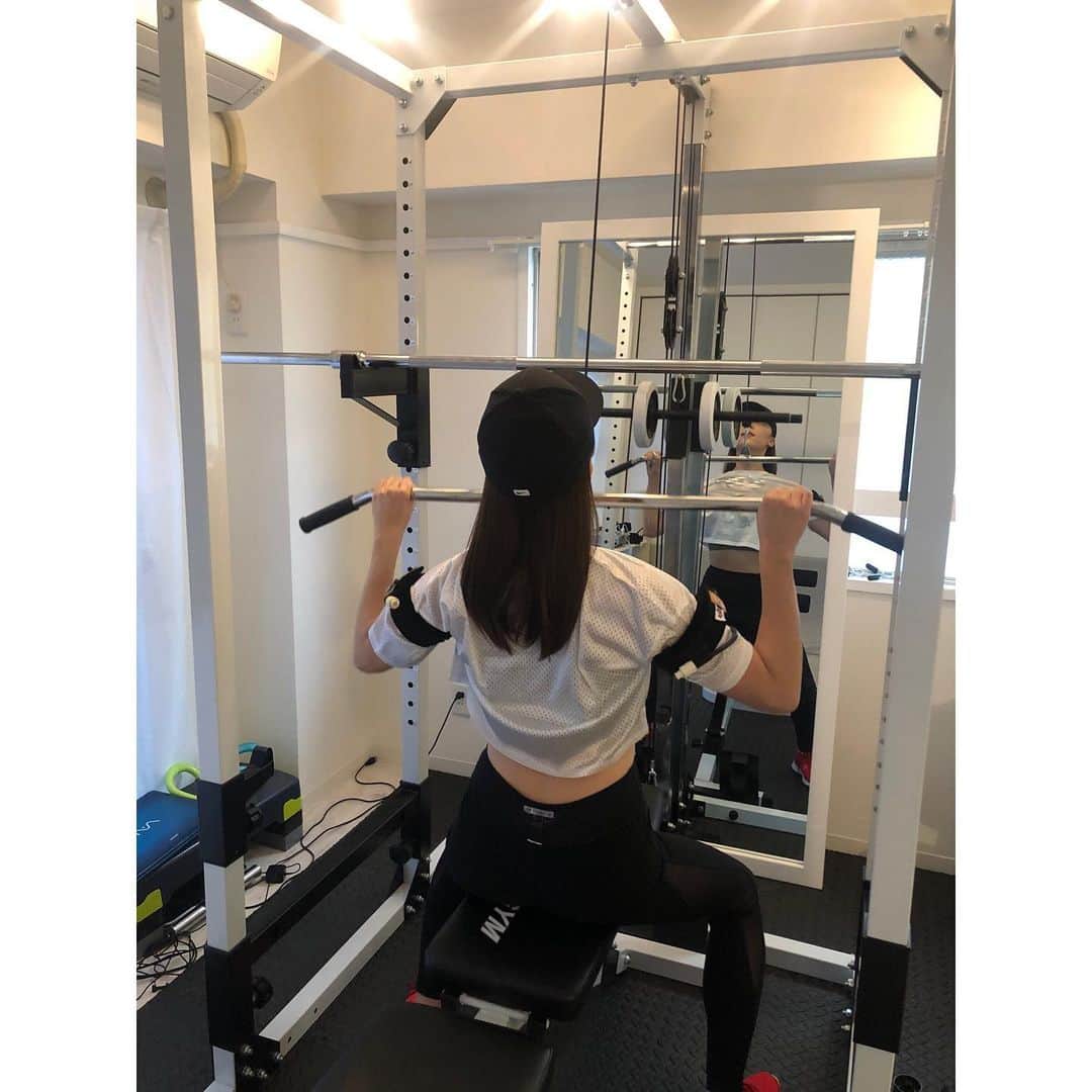 今村仁美さんのインスタグラム写真 - (今村仁美Instagram)「2020年はもっと自分を磨こう✨ の年！！！ 加圧トレーニングに通い始めました🤩 普段からヨガには行ってるけど、自分の体力の無さに唖然とした💔 久々に自分の体力限界まで追い込んだのもあり、既に筋肉痛がすごいよ💪 @triplethree_meguro では、女性の先生が、トレーニング＋食事なども みっちり指導してくださいます✨ トレーニングだけでなく、ハイパーナイフの痩身危機も充実していて ダイエット効果を更に高めてくれるのですっ🥰 PANCRASE 2/16大会まで選手に負けない身体作りします👍 引き締まる私の身体、乞うご期待🥰 (スワイプしてね>>>>) . . . #TRIPLETHREE目黒 #triplethree_meguro #目黒トレーニング #目黒加圧トレーニング #加圧トレーニング #ハイパーナイフ #pr #コラボベース#加圧#美body #トレーニング#筋トレ女子」1月6日 16時58分 - imamura_hi