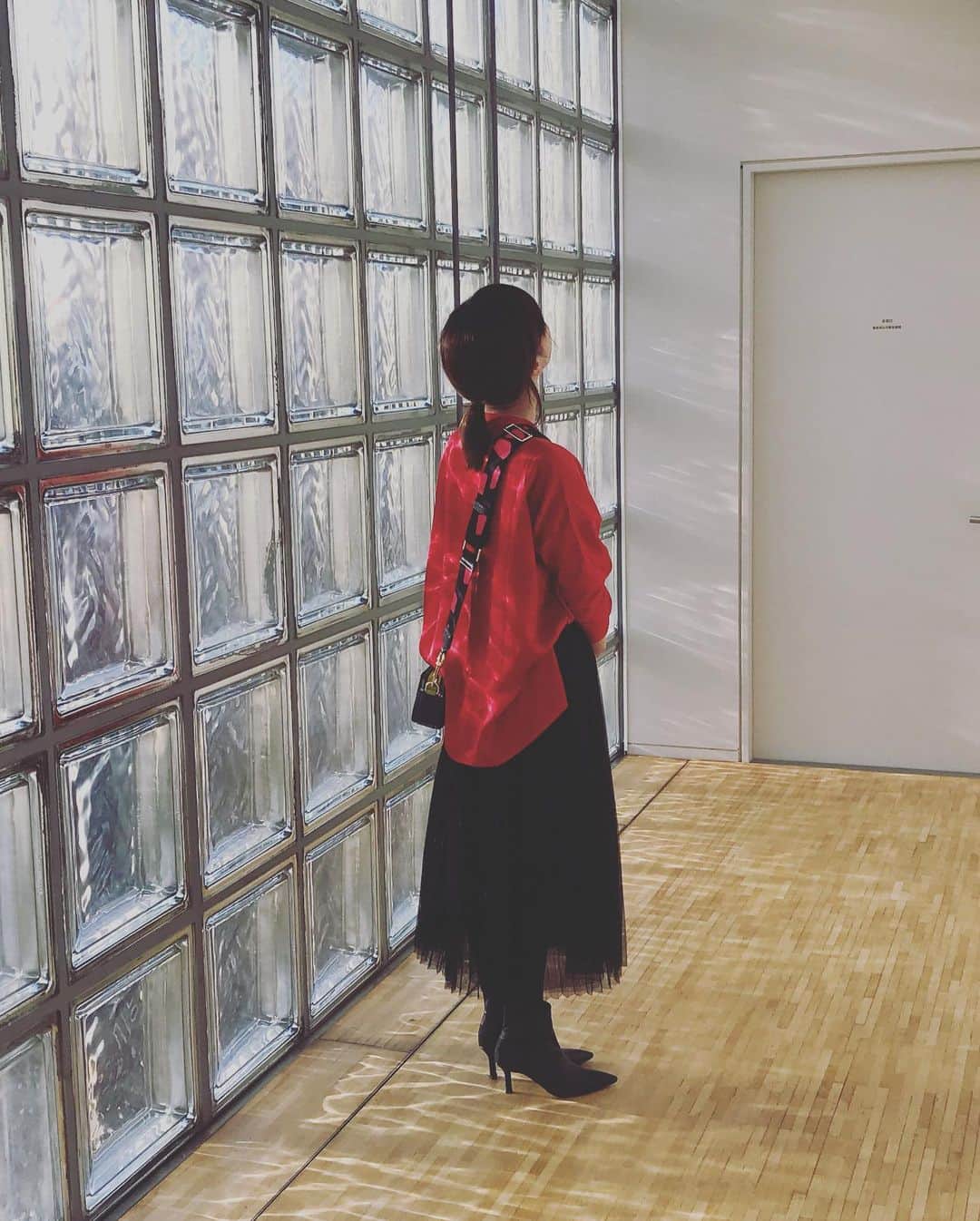 福田淳子さんのインスタグラム写真 - (福田淳子Instagram)「久しぶりに赤いネイルに、スカートに、ミュール。このスカートはその時の私にはとても高価だったのだけど、どうしても欲しくて購入しました。歩くとひらひらとキレイに広がって踊りたくなる、そんなスカート。今でも大事にしていて、ここぞって時にこの靴と合わせて着ています。やっぱり着ると気持ちがフワッとと上がる。お洋服は魔法。  新年会の後にエルメスメゾンの美術館に。ずっと見たかったみえないかかわり」イズマイル・バリー展へ。本当に静かで、小さな展示なのですが、午後の光のキレイな時間き見ることができて良かった。暗明の中でいろんなことが浮かび上がり、静かに心の中に耳をすますようなそんな気持ちになりました。  なんだか、ときどき世の中は何もかもやり尽くされているような気になります。何もかもあって、何も足りなくない。騒がしいいろんなことに気を取られて、本当に大事なことを見逃しているのかもしれません。今年は自分に大事なものを見極めて、心を整えて、自分にとって必要なことを見たり聴いたりしたいです。  #イズマイルバリー  #みえないかかわり  #おやすみのしるし スカートは #keitamaruyama 2002sscollection」1月6日 16時58分 - junjunfukuda