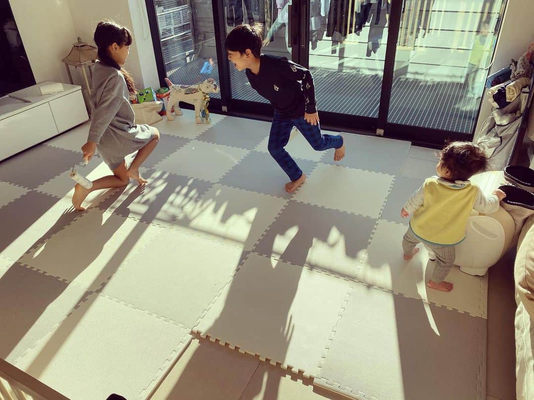 鈴木サチさんのインスタグラム写真 - (鈴木サチInstagram)「冬休み終わらない。。。 本日5人中1人のみ出勤。 まだ通常運転できませんよー😅 って事で、 遊びながらお掃除&洗濯させる作戦😁😁👍 #mama #mother #model #kids #family #baby #tokyo #japan」1月6日 16時53分 - sachi_suzuki