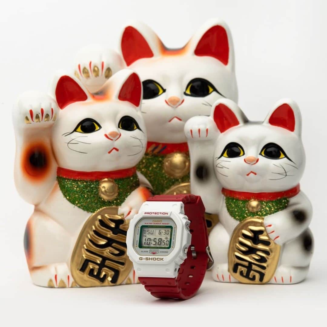 のインスタグラム：「MANEKINEKO  日本の縁起物として海外でも広く知られている招き猫をデザインモチーフにしたNewモデル、「MANEKINEKO」が登場します。白招き猫をイメージしたDW-5600TMN-7JRは、ベースに元祖スクエアモデルDW-5600を採用。文字盤の小判モチーフやライト点灯時に浮かび上がる招き猫がデザインのポイントです。製造も日本製にこだわったジャパンカルチャーを前面に打ち出したモデルとなっています。  This new model "MANEKINEKO" is designed with the motif called Manekineko, which is a well-known good luck charm in Japan. DW-5600TMN-7JR is inspired from white Manekineko, based on square-faced DW-5600. Koban(*former Japanese oval gold coin) is printed on dial, and Manekineko appears when the backlight is lit. To emphasize the Japanese culture, the watch is made in Japan.  DW-5600TMN-7JR  #g_shock #manekineko #dw5600 #madeinjapan #watchoftheday」