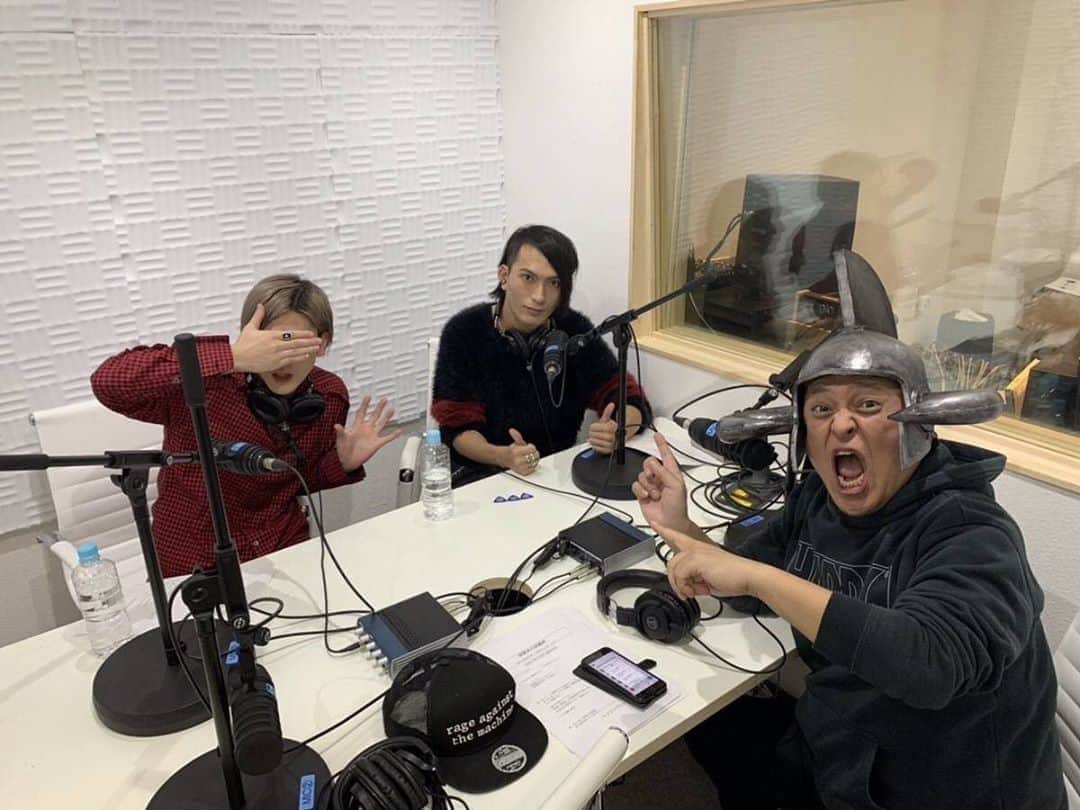 鈴木重伸のインスタグラム：「FM FUJIにて始まりました冠さんのラジオ『冠徹弥の冠番組』 に出演させてもらいました。 仲良いミオヤマザキのtakaとワイワイ話しております。 今日と来週のこの日の19:00〜19:30ですのでよろしければぜひ。」