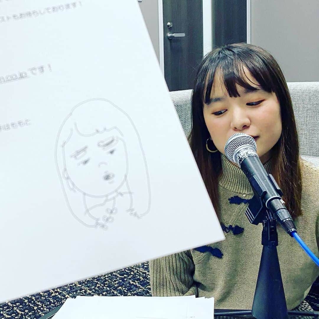 小春のインスタグラム：「あのおにぎりは ももに取られると予想して小春ちゃんは 自分の分も作って持ってきてたじゃんか！みんな小春ちゃんは何も食べれなかったって かわいそうって誤解しちゃうじゃんか！  と眉毛ボーンとさせながら熱弁している妹。  #姉カメラ」