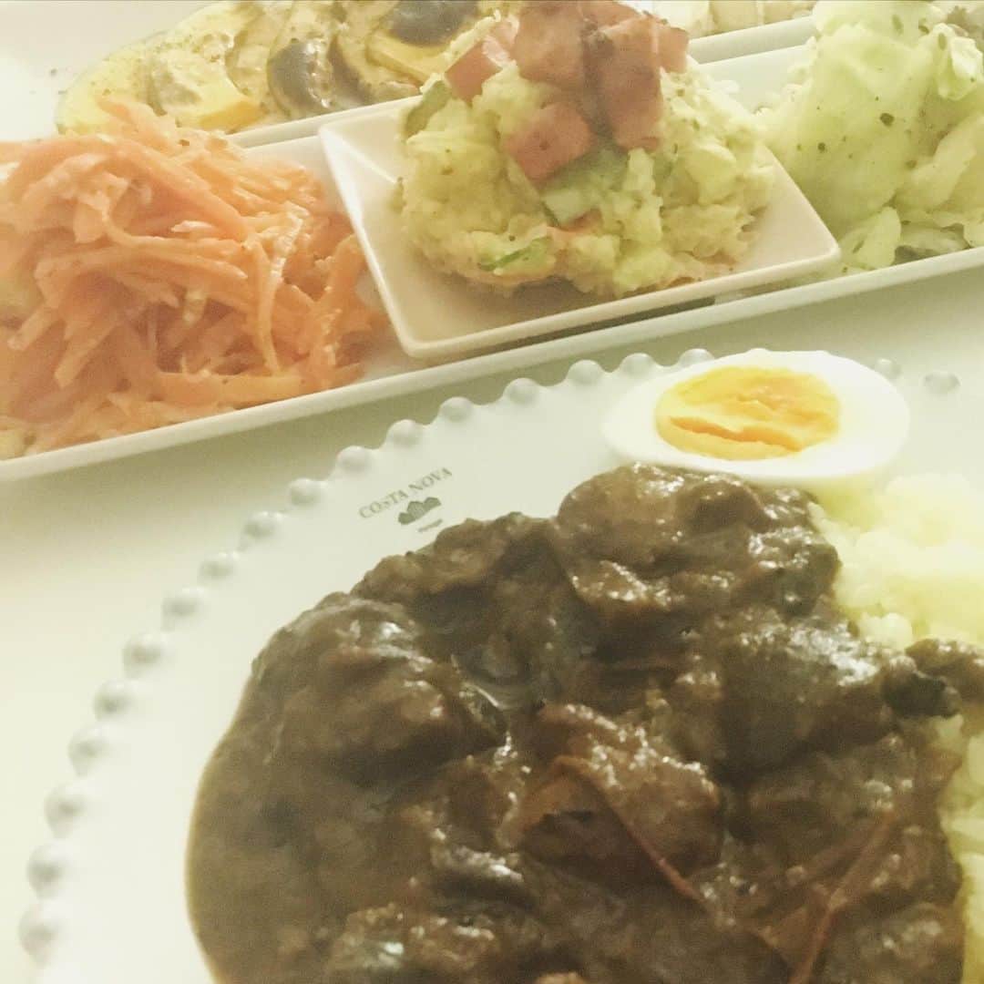 azumiのインスタグラム：「正月ってカレー食べたくなるよねってことで、先日作ったスパイスから配合する #あずカレー #あずみメシ #チキンとナスのスパイスカレー  #人参とクルミのラペ #厚切りベーコンポテサラ #クミンキャベツ #かぼちゃとエリンギのグリル #正月の残り野菜だらけ」