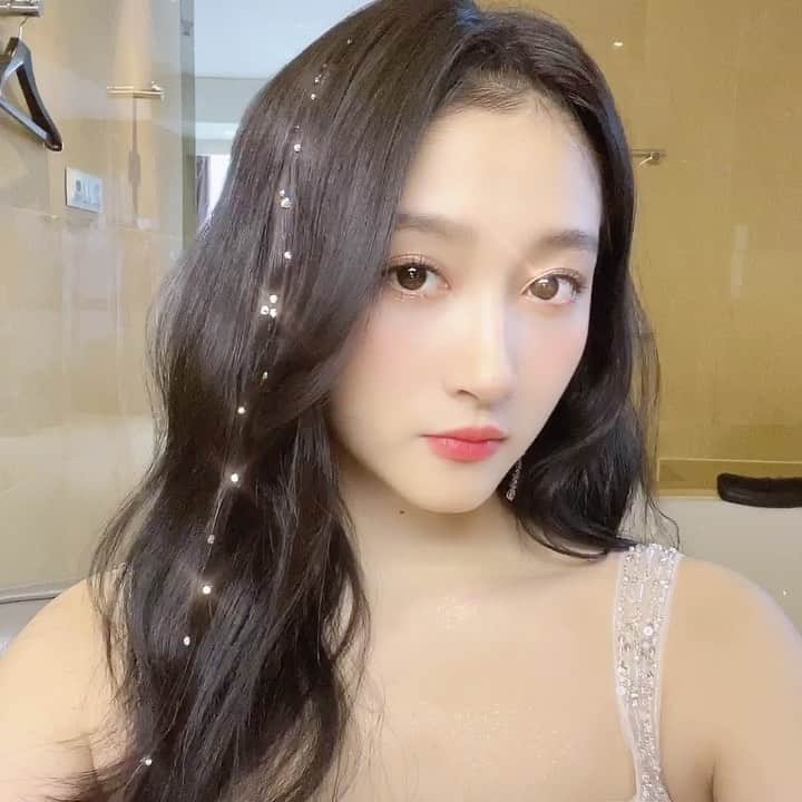 クアン・シャオトン（Guan Xiaotong）のインスタグラム：「bling bling✨✨ 火眼金睛👀🤩 哈哈哈哈」