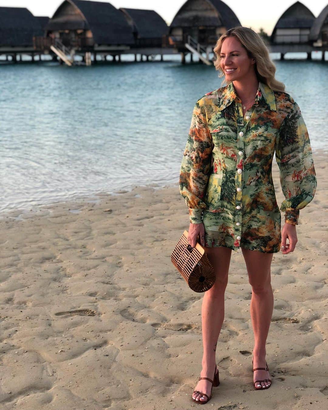 エミリー・シーボームのインスタグラム：「Until next time.... #fiji #sunset #holiday #fijimarriott #fijimarriottresortmomibay #overwaterbungalow」
