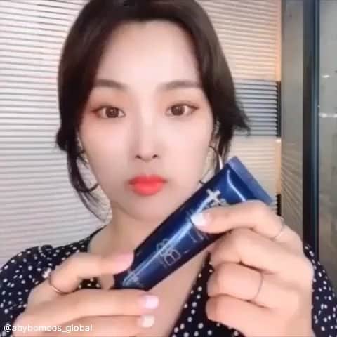 のインスタグラム：「credit: @abybomcos_global... ❤️ #エーバイボム_BBクリーム ハイライターがなくても#BBクリーム だけで華やかな肌作り。 #エーバイボム_パクソンミ アーティストのTIP！ ⠀ 目の下の三角ゾーンとあご、おでこに極少量を取り出して✔️トントンとなじませてください。 ⠀ 密着力が高まり肌にぴったりとフィットし、華やかなトーンに補正してくれる#BBクリーム です。 ⠀ A. by BOMコスメティックのアイテムは #大丸梅田店 5階の#michikake でご覧いただけます。  パク・ソンミアーティスト(@abybom_sunmi) 担当芸能人 ：パク・スジン(@ssujining)、ハン・イェスル(@han_ye_seul_) ⠀ #エーバイボムコスメティック #ブレミッシュバーム #ブルーシカ #ブルーシカBBクリーム #A. by BOM_BB #ビューティー #化粧品 #コスメティック #スキンケア #ハイカバー #保湿 #海外化粧品 #大丸 #ミチカケ #大丸松坂屋オンラインショッピング #韓国コスメ好きな人と繋がりたい #韓国 #韓国コスメ  Makeup Artist Sunmi Park’s tip! “Making bright skin tone only with BB cream without highlighter”  Perfect skin relief and pore care with #bluecicablemishbalm filled with azulene. Perfect skin cover for flushing skin for 12 hours with high adherence.  Makeup Artist Sunmi Park’s (@abybom_sunmi) celebrities: Sujin Park(@ssujining), Ye seul Han (@han_ye_seul_) ⠀ #blemishbalm#bluecica #abybomcosmetics#kbeauty#beauty」