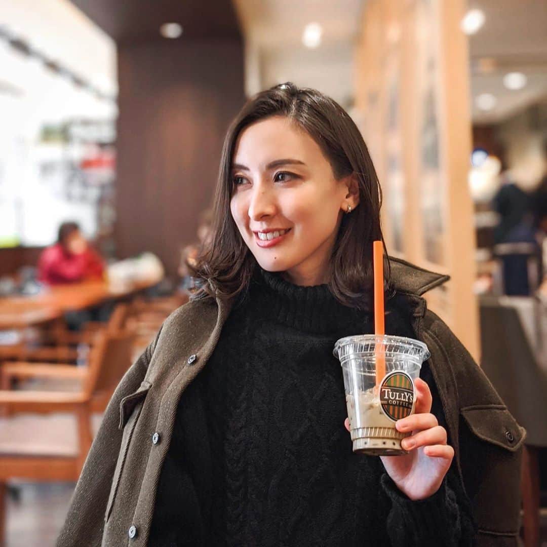 前田紀至子のインスタグラム：「新年早々、連日すっぴん部屋着で過ごして（ひたすら金田一少年を読んで）いたので、久々にちゃんとメイクしたら母に苦笑いされました。  奇遇？にも、ほうじ茶ラテとお揃いカラーなマディソンのアウター&デイリー使いにこれ以上無い気がしているヴァンドーム青山 @vendomeaoyama_official のプラチナピアスは共に年末年始毎日のように手を伸ばしていたアイテム。 このピアスは同シリーズ？の型違いを買い足したい！その為にも今年も一生懸命働かねば〜  という訳でお正月休みもお仕舞い、2020年溌剌健やかライフをモットーに愉しく生きたいと思います。 まだ新年の目標を書き出せていないので、今夜真面目に書こうかな。  #madisonblue#マディソンブルー#ルジュールきしこ #vendomeaoyama#ヴァンドーム青山#pixel4」