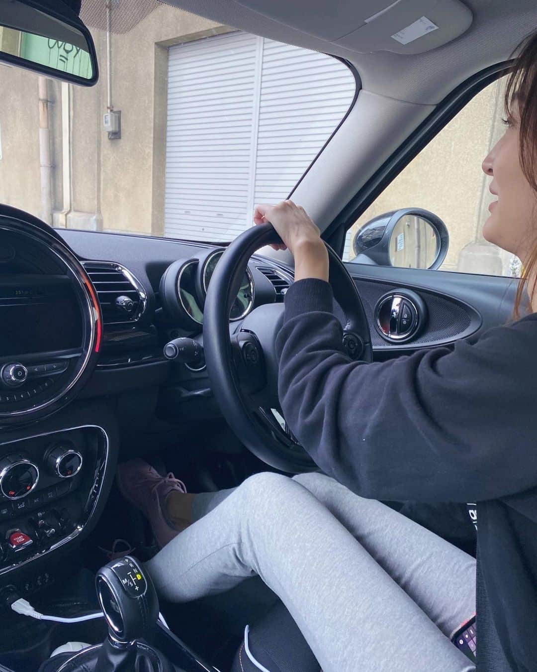 大倉ちなさんのインスタグラム写真 大倉ちなinstagram こうみえて運転好き 笑 この車ほんとに乗り心地よくって 可愛いし欲しいなぁ ください お願します 笑 Instagram Photography Likeforlikes Holiday Pic Car Minicooper ミニ