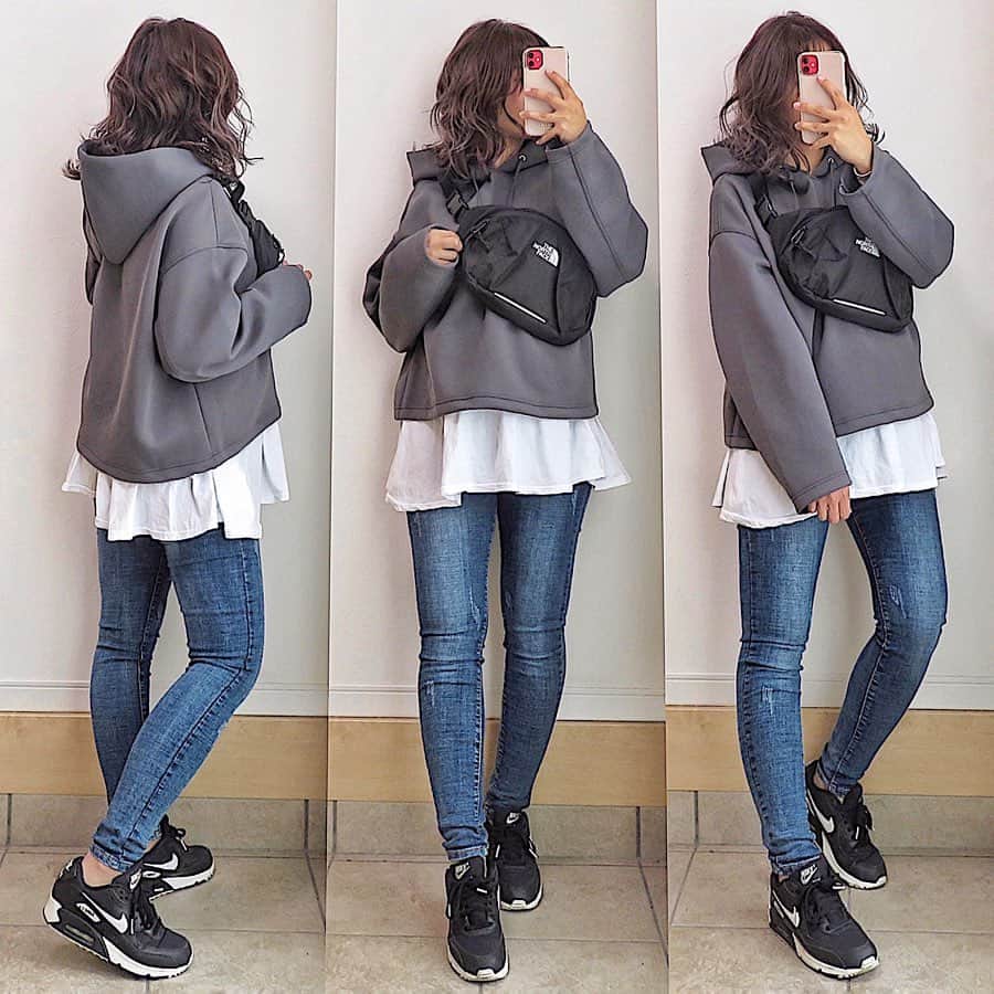 のインスタグラム：「・ @uniqlo_ginza @uniqlo #ドライソフトスウェットプルパーカ 着回し💕 155cm XL着用 (妊娠8ヶ月) ・ ボトムスをデニムに変えただけやけど 一気にスポーティな感じになった❣️ ・ ・ インナーはよく質問いただくのですが  @dholic_official のものでタンクトップです✨ タンクトップだから暖かくなっても 春も使えるし🌸長めやしおすすめです✨ 私のトップページurlから飛べるので 良かったら探してみてください🔍☺️💓 ・ ・ ・ #mamagirl #コーディネート #ママコーデ #ママファッション #低身長コーデ #カジュアルコーデ #プチプラコーデ #きょコ #今日のコーデ #着回しコーデ #お洒落な人と繋がりたい #gu #uniqlo #今日のコーデ #今日の服 #しまむら #しまパト #マタニティ #マタニティコーデ  #妊娠8ヶ月 #体重管理に苦しむ妊婦 #ユニクロ #uniqloコーデ #ユニクロ購入品 #mineby3mootd #uniqloginza2020ss #uniqlo2020ss #locari #エアマックス」